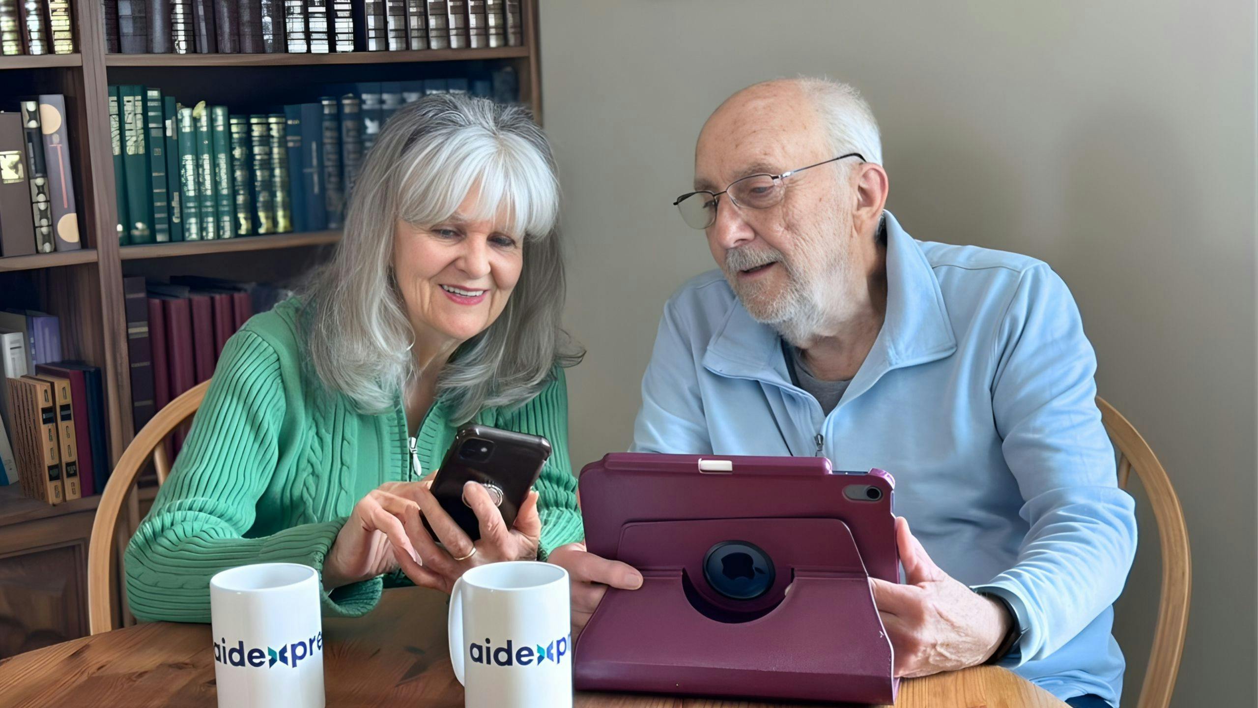 un couple regarde le site d'Aidexpress pour de l'information sur les services et soins à domicile et prendre rendez-vous pour avoir de l'aide à la maison