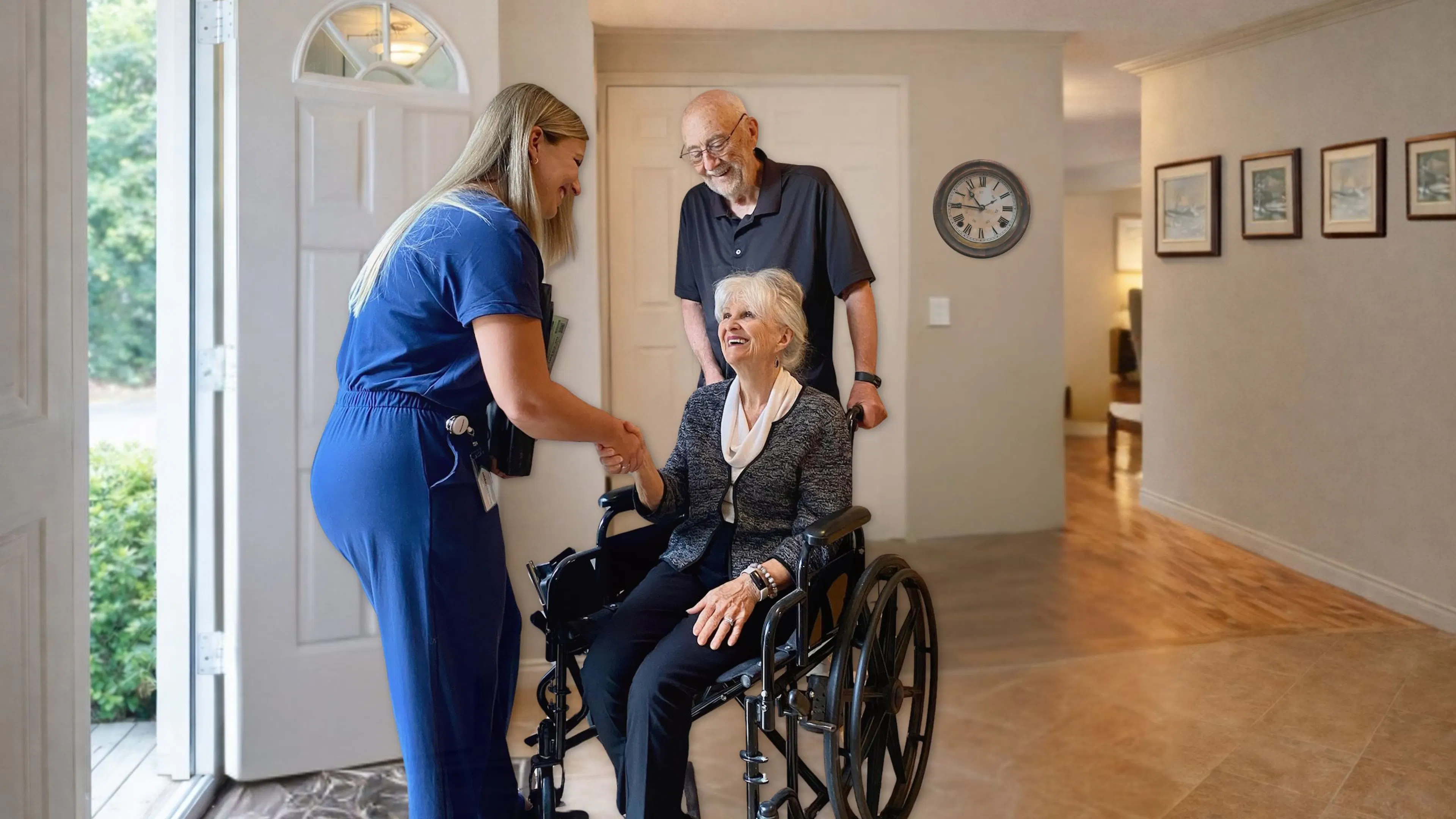 Une aidante bienveillante d'Aidexpress vient donner des soins au domicile d'un couple âgé