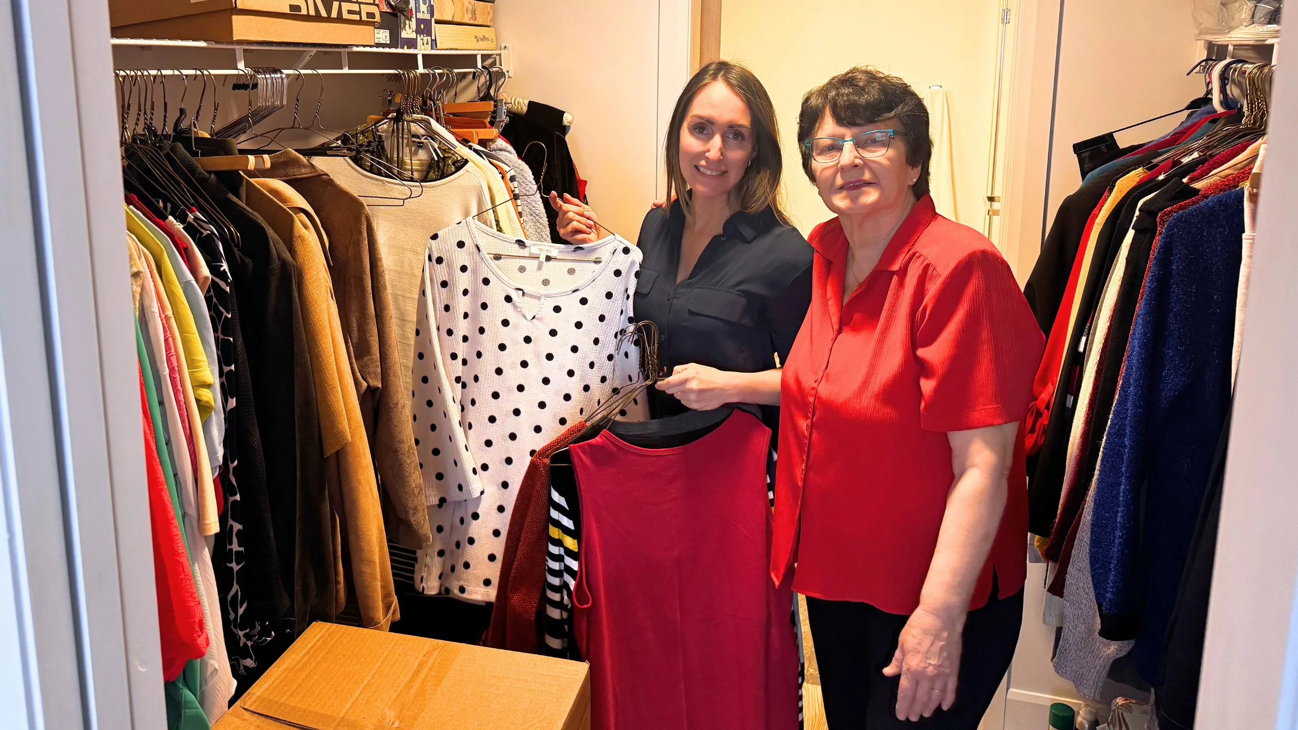 une aidante Aidexpress qui aide faire le tri et l’organisation des vêtements lors d’une transition de vie à domicile