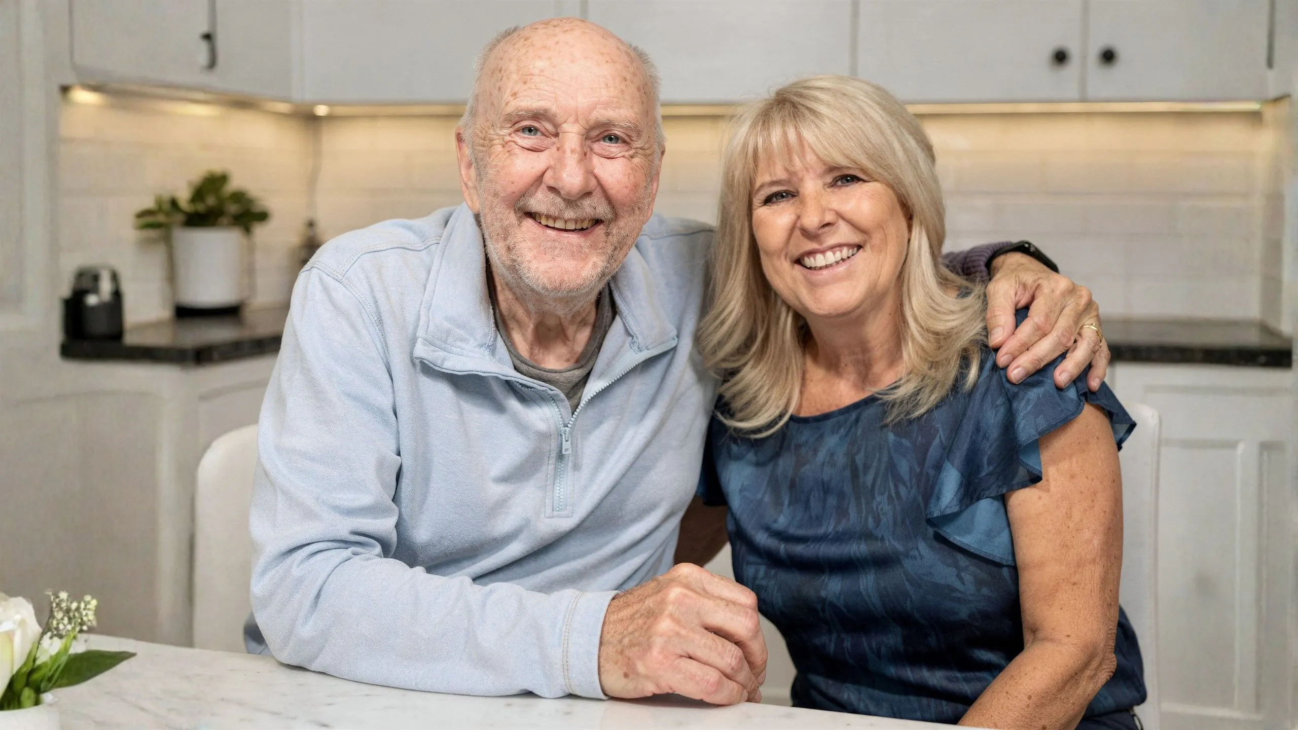 une fille soulagée de savoir son père en sécurité dans son domicile grace aux services d'aidexpress