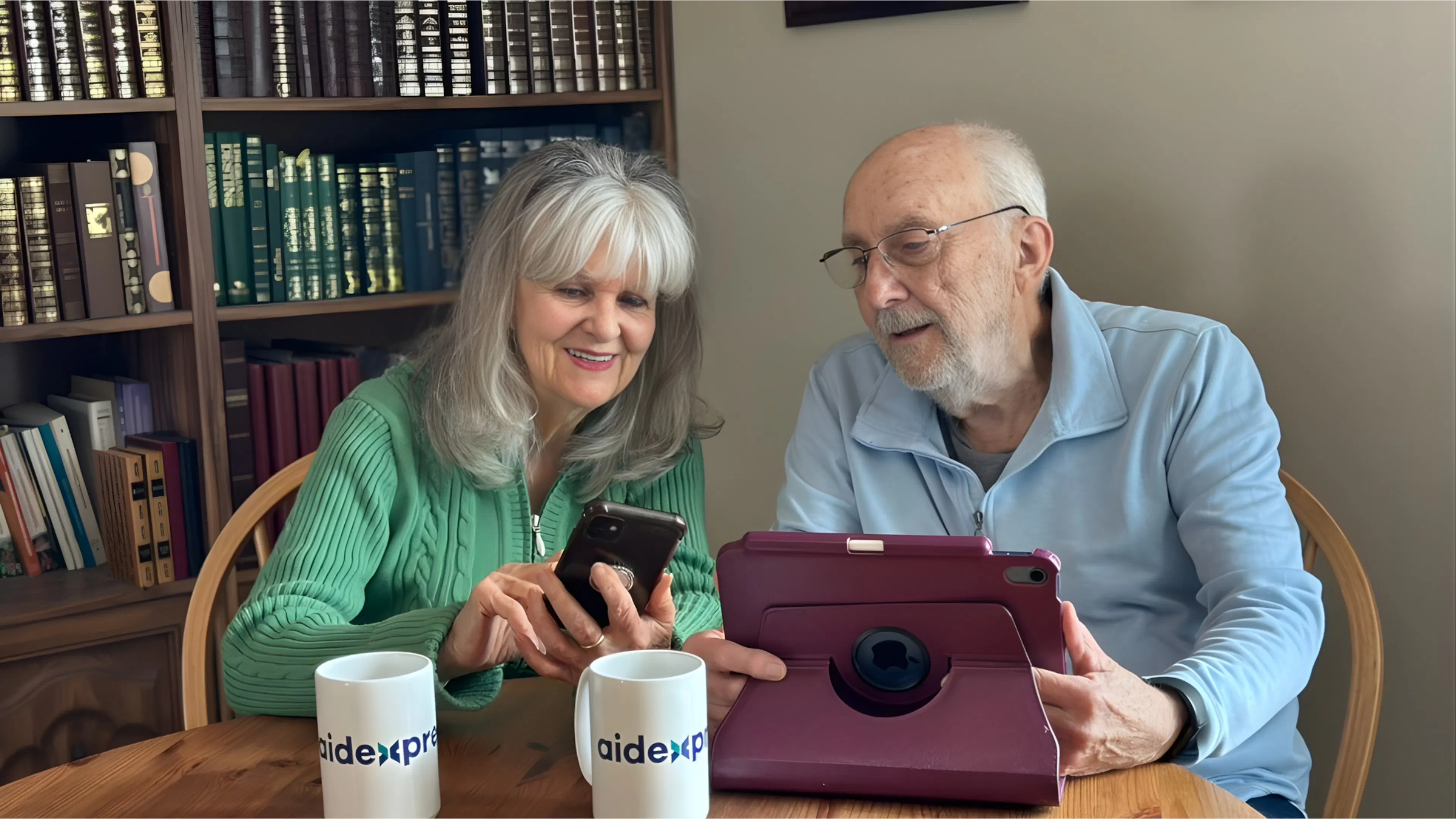 un couple regarde le site d'Aidexpress pour de l'information sur les services et soins à domicile et prendre rendez-vous pour avoir de l'aide à la maison