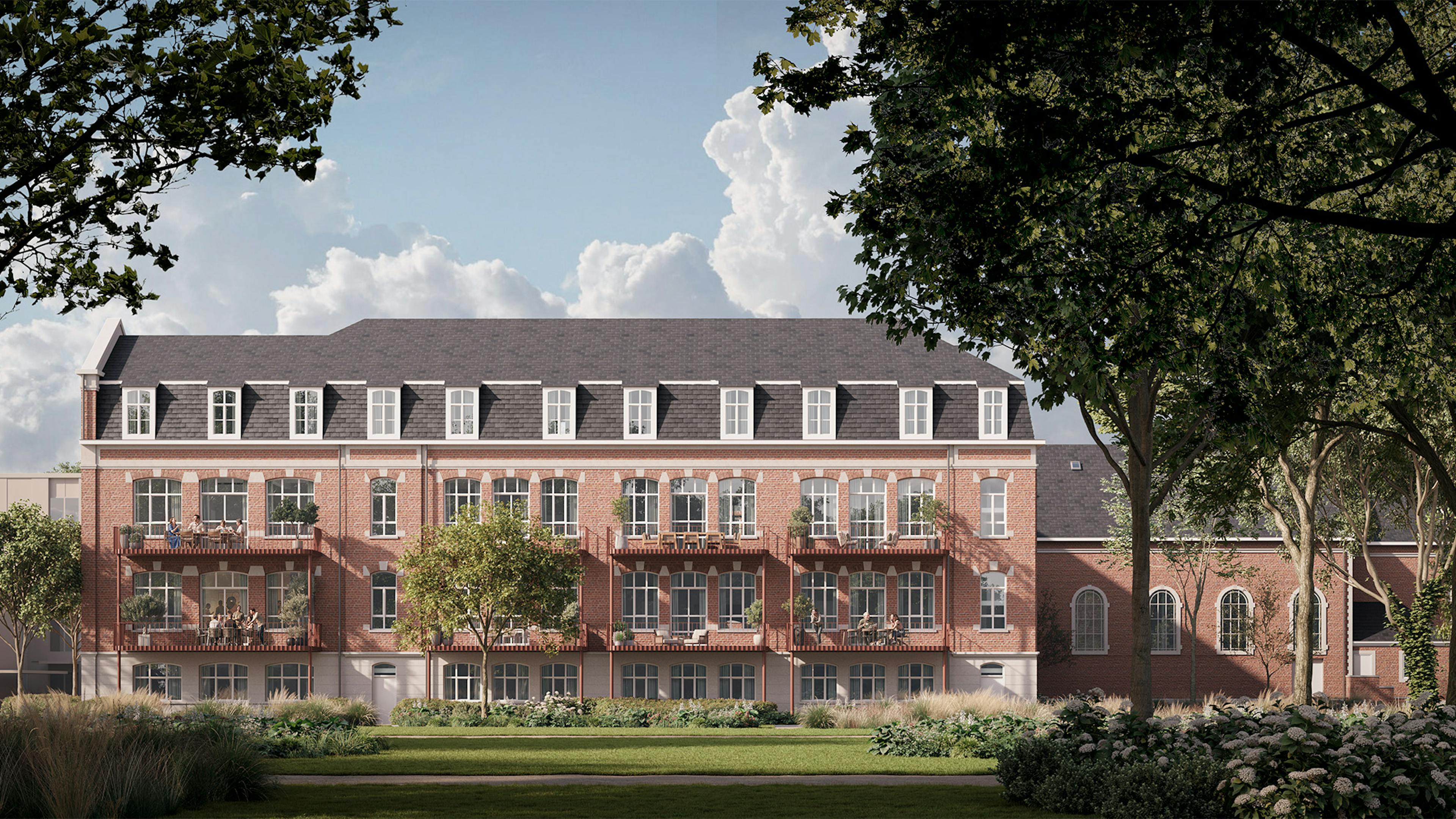 Historisch bakstenen woongebouw met drie lagen, dakkapellen en balkons, omringd door groen gazon en hoge bomen