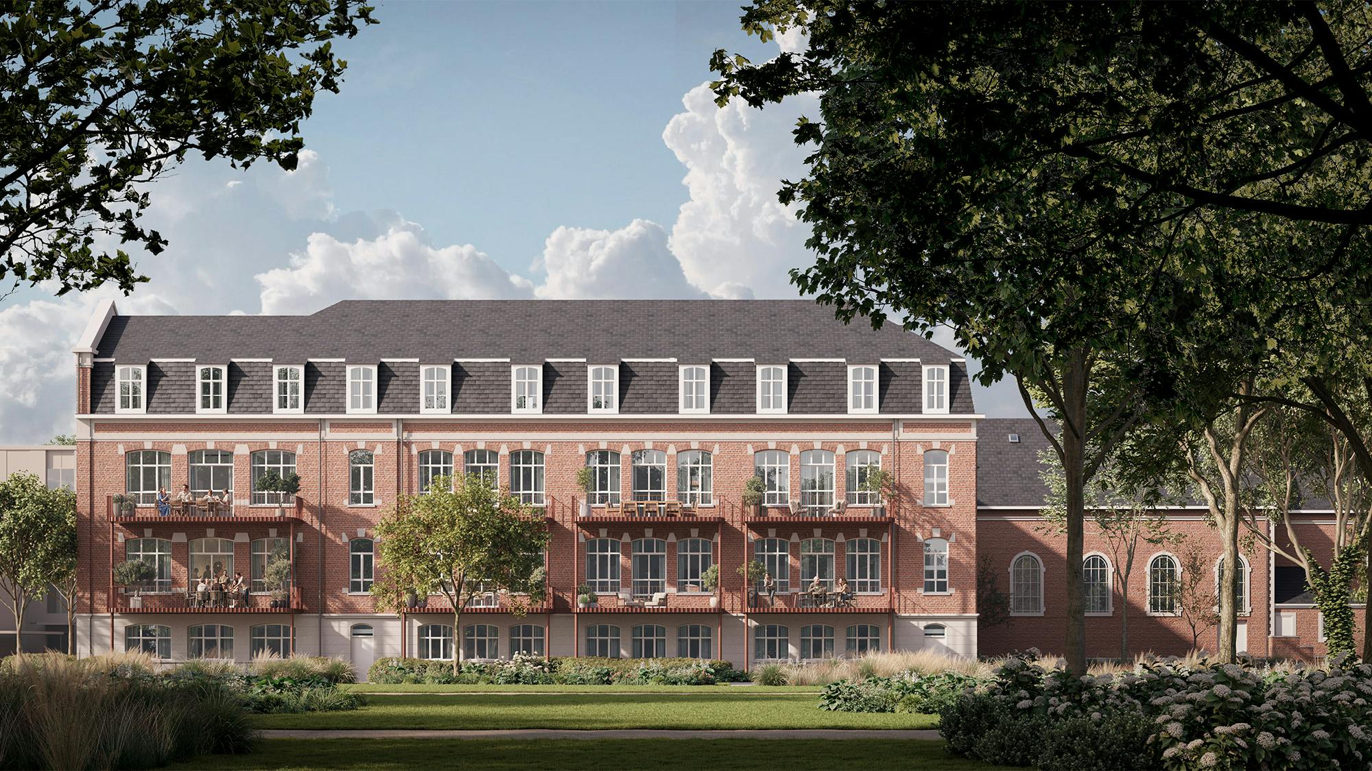 Historisch bakstenen woongebouw met drie lagen, dakkapellen en balkons, omringd door groen gazon en hoge bomen