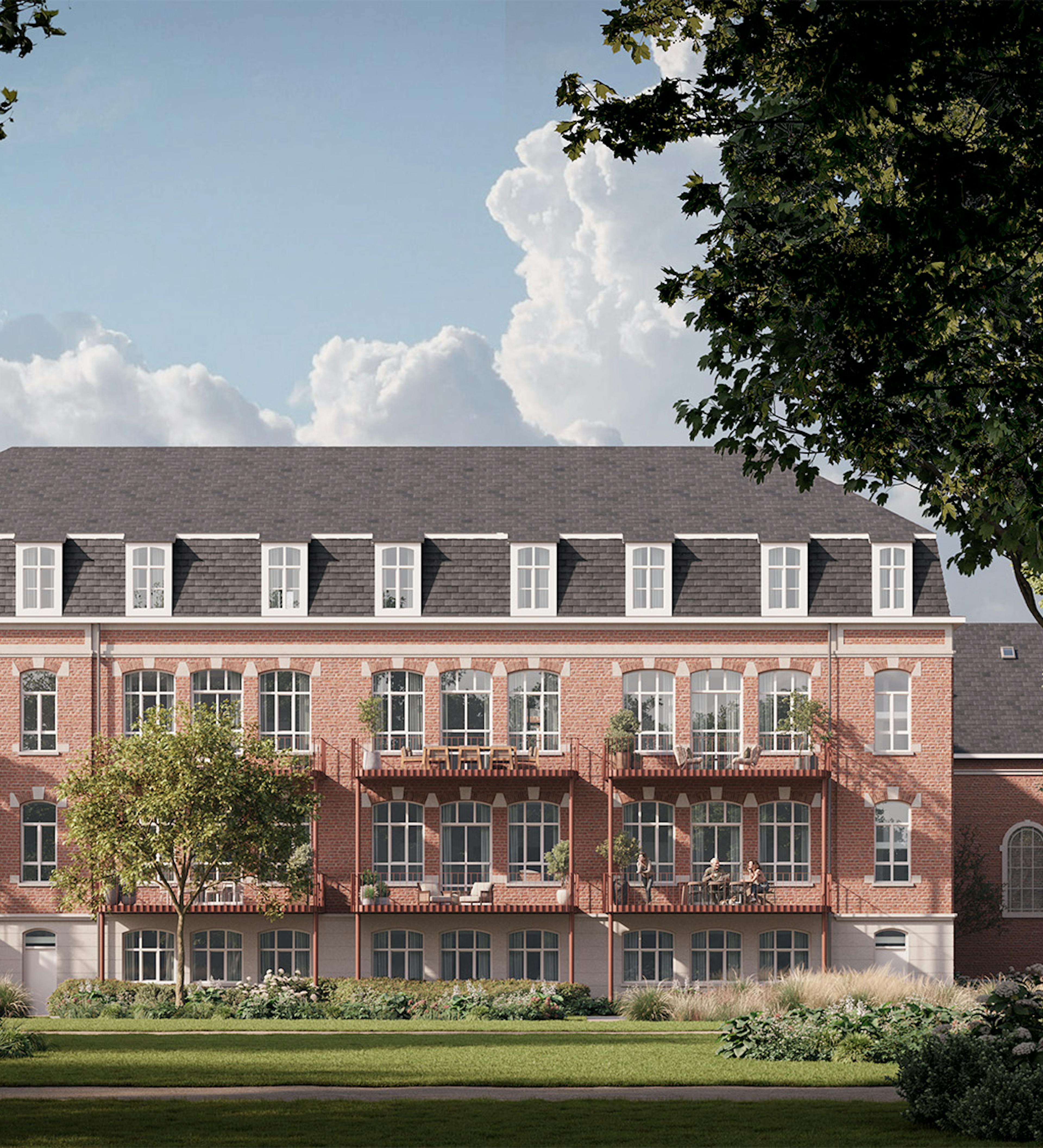 Historisch bakstenen woongebouw met drie lagen, dakkapellen en balkons, omringd door groen gazon en hoge bomen