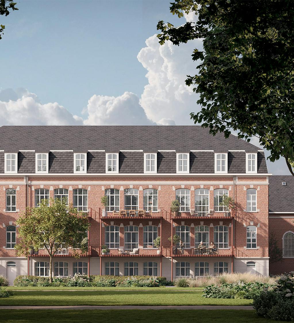 Historisch bakstenen woongebouw met drie lagen, dakkapellen en balkons, omringd door groen gazon en hoge bomen