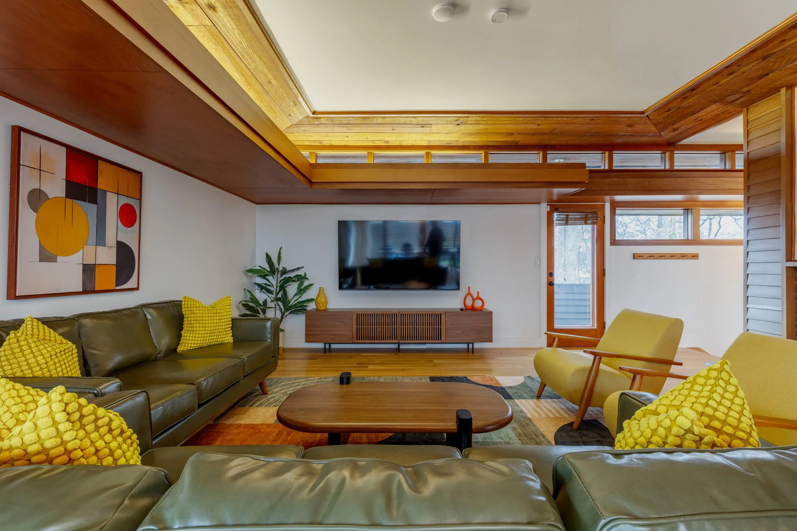 Living Room: Treeside Retreat, our 4-bedroom mid-century modern short-term rental in Ohio, 10 minutes from Cuyahoga Valley National Park.