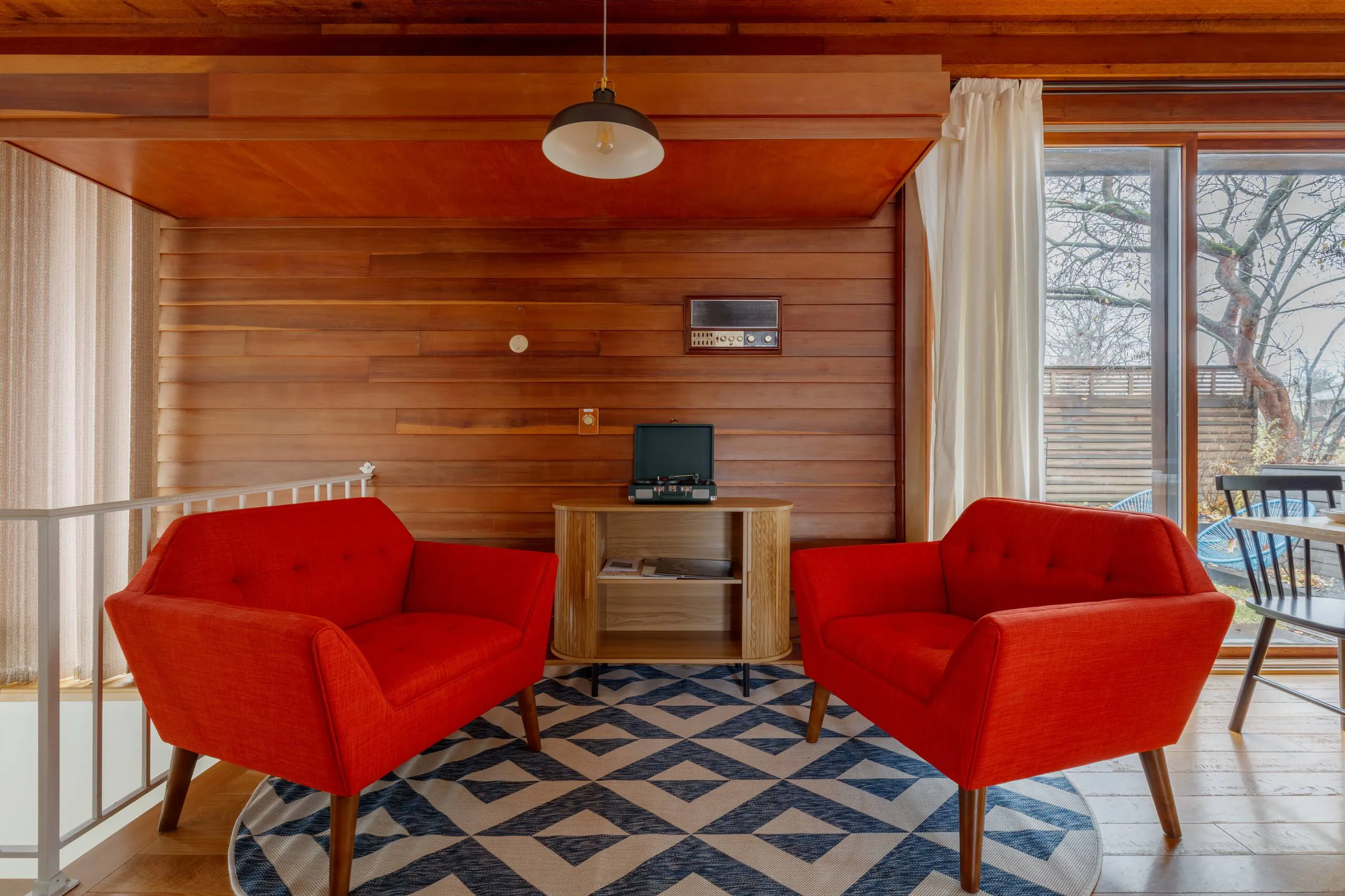 Living Room: Treeside Retreat, our 4-bedroom mid-century modern short-term rental in Ohio, 10 minutes from Cuyahoga Valley National Park.
