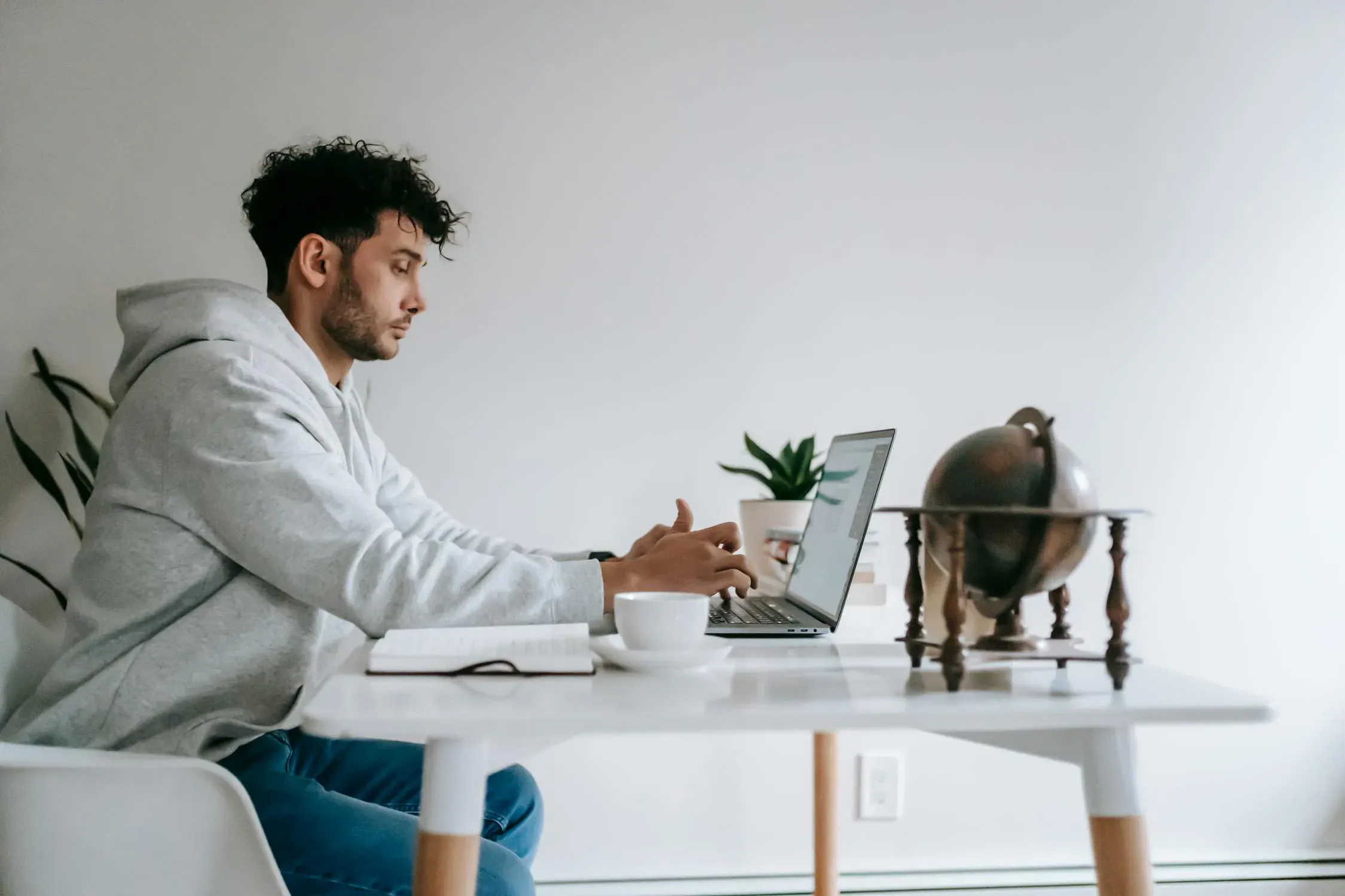 someone answering message in the computer