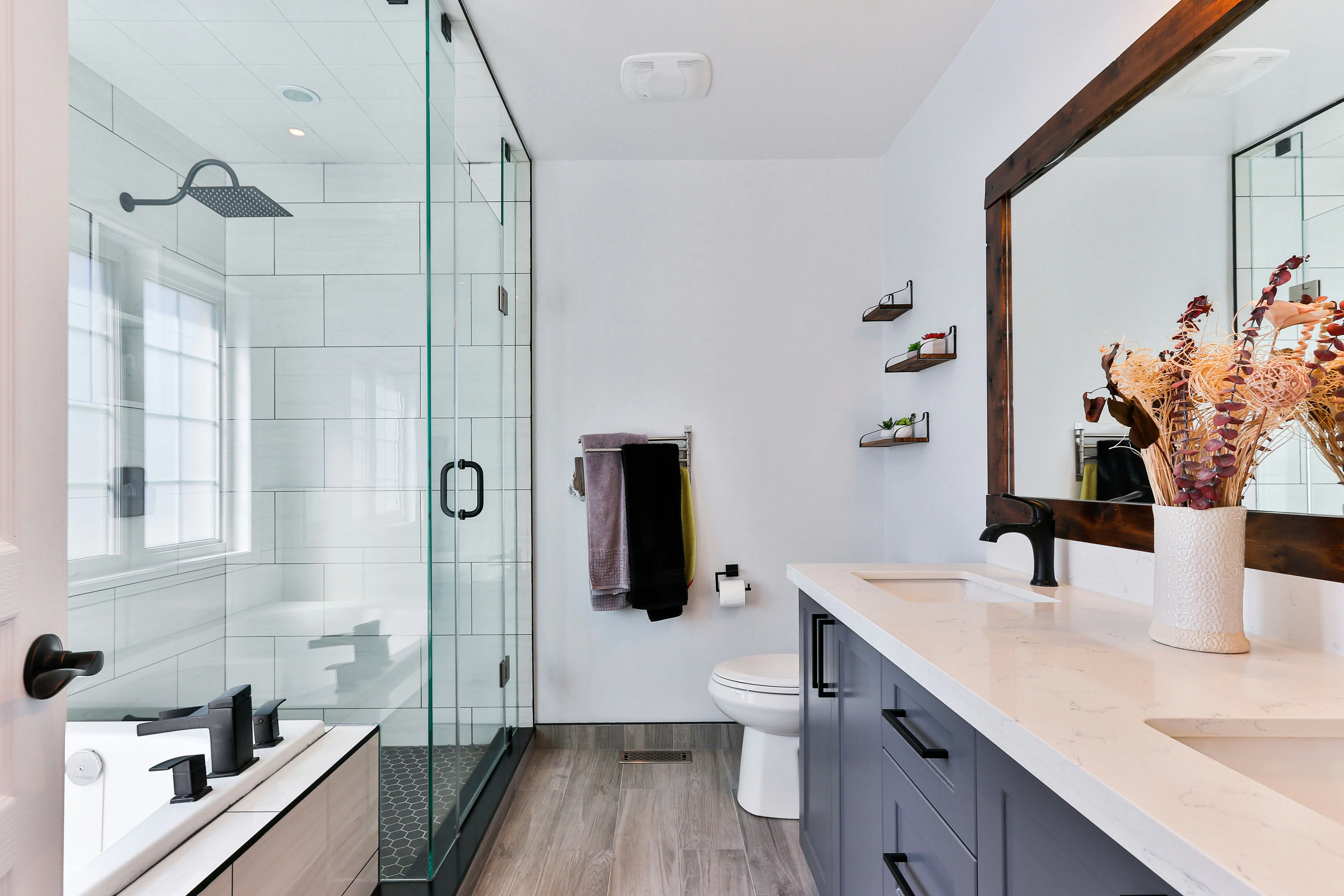 Clean and styled full bathroom