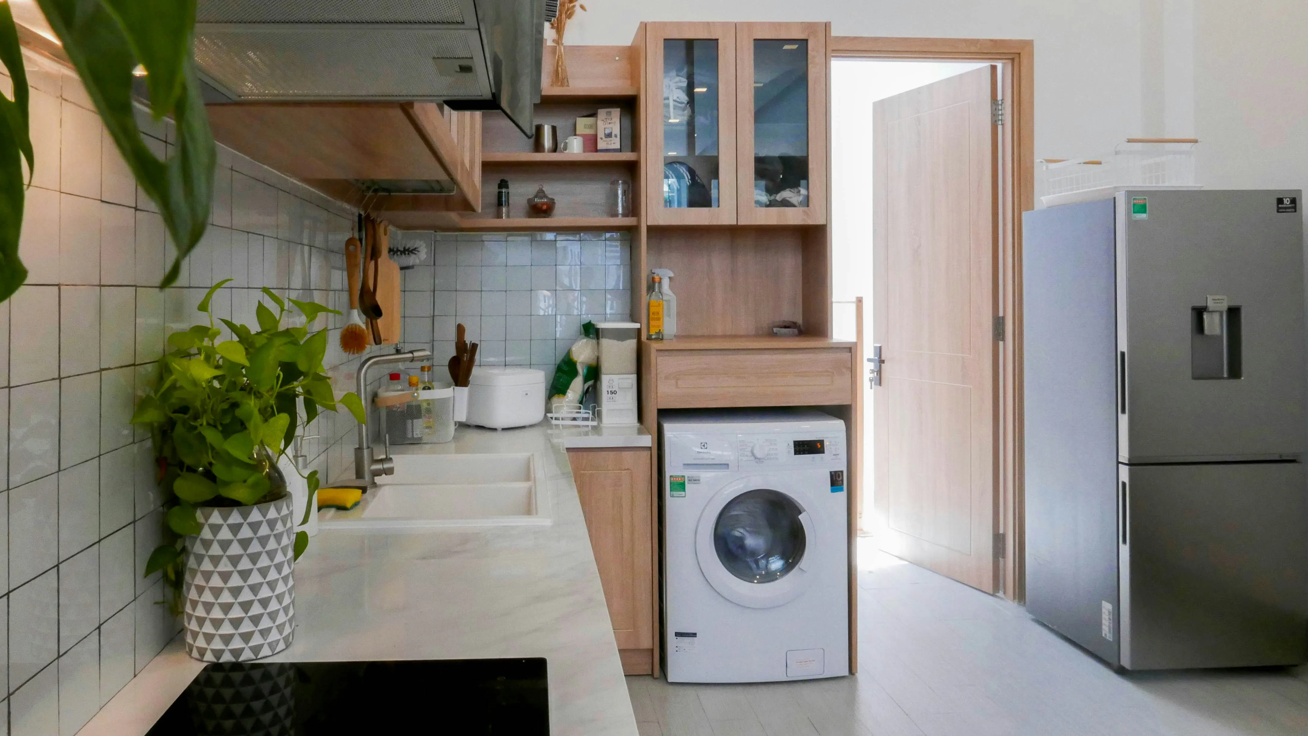 Home appliances and sink