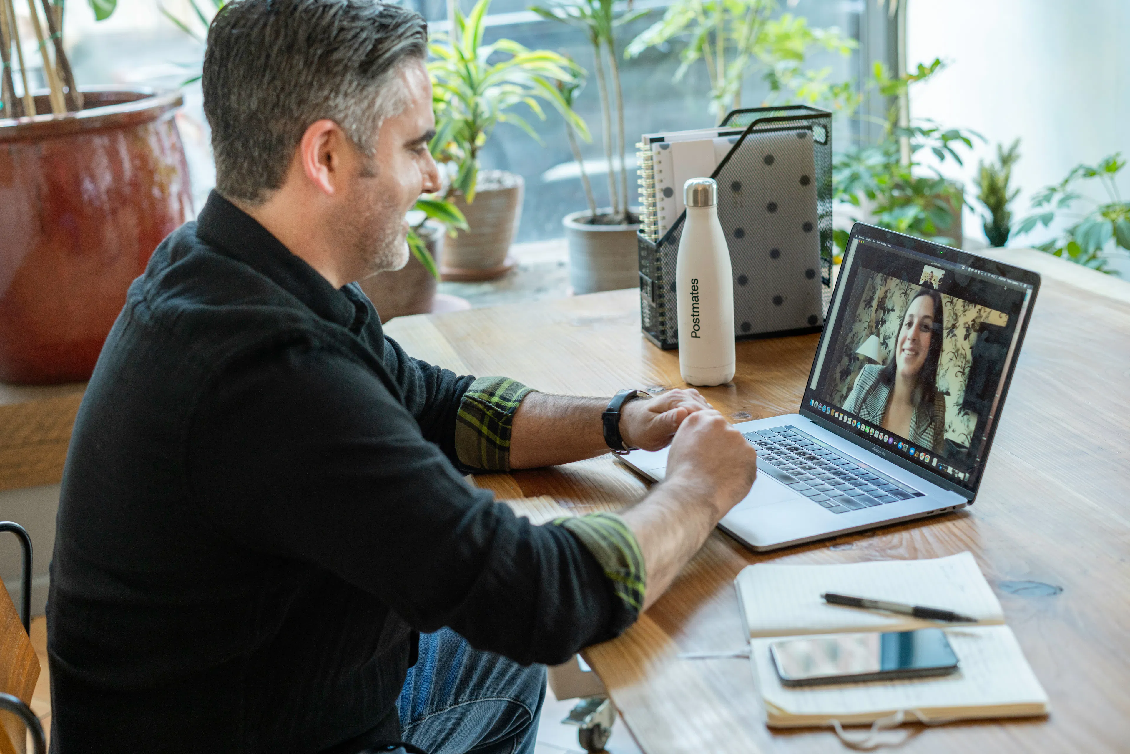 Assistant virtuel Airbnb : comment l’embaucher et le former ?