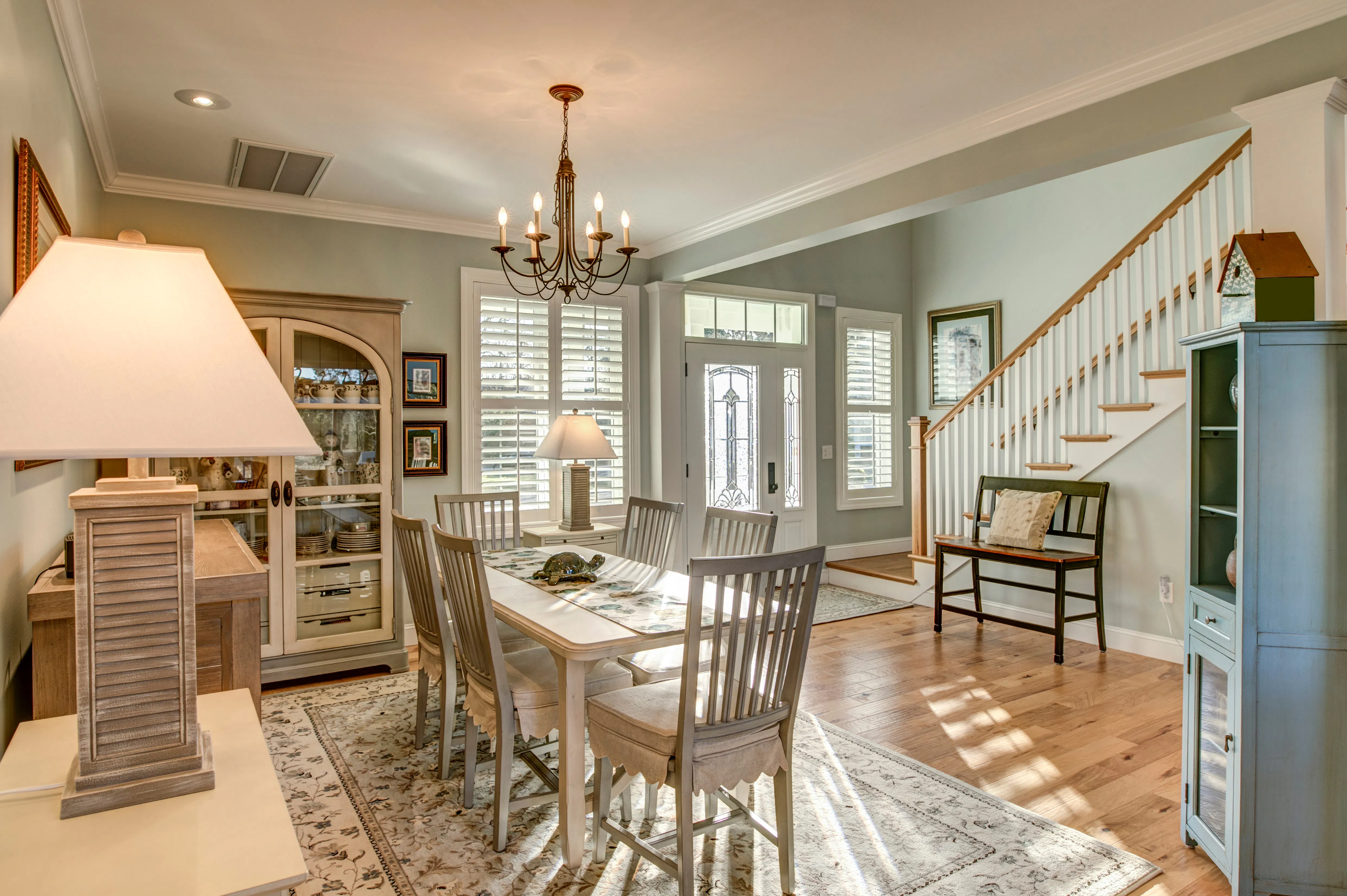 Beautiful open diningroom