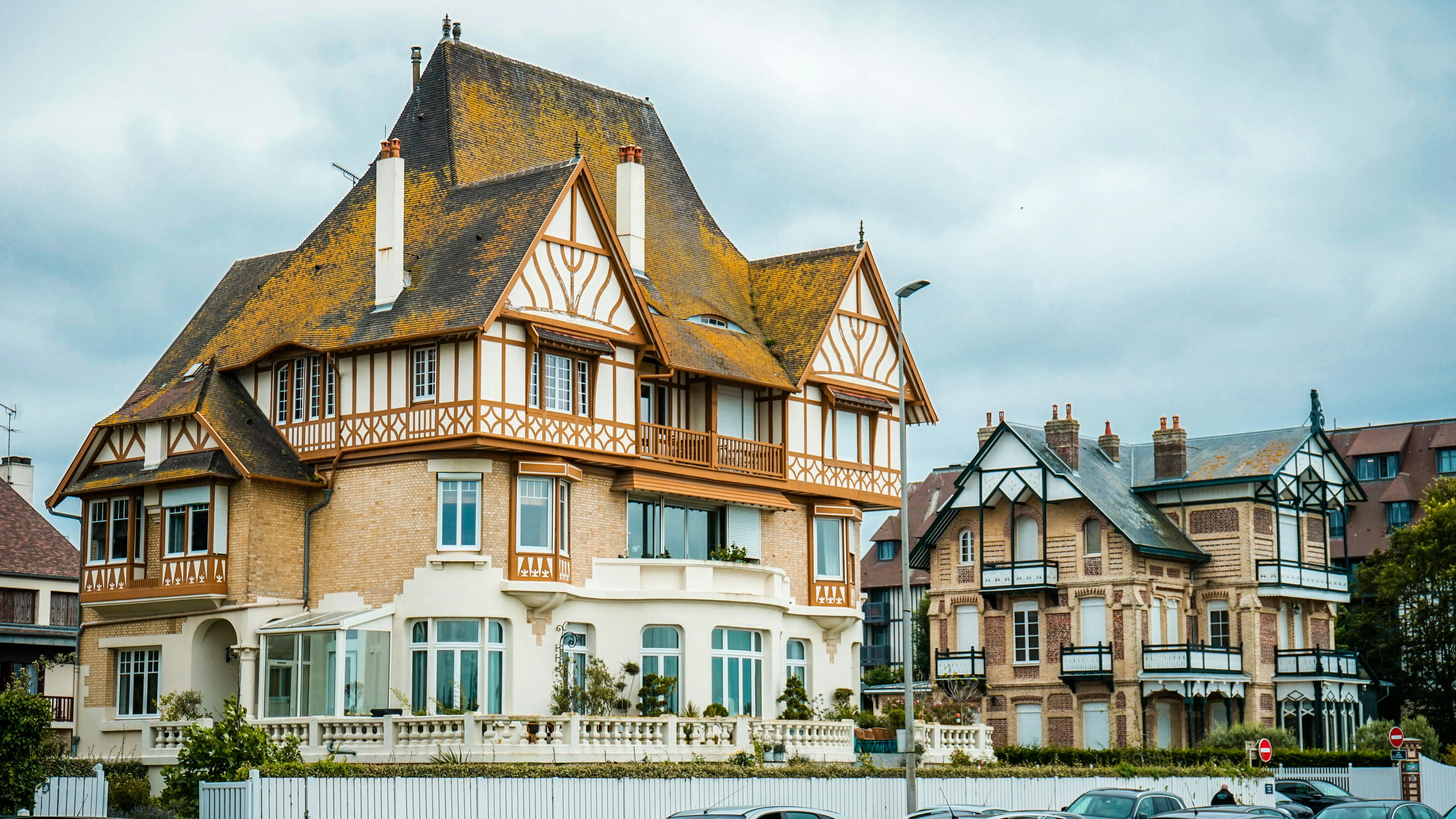 Maisons à colombages typiques du nord-est de la France, avec façades colorées et balcons fleuris.
