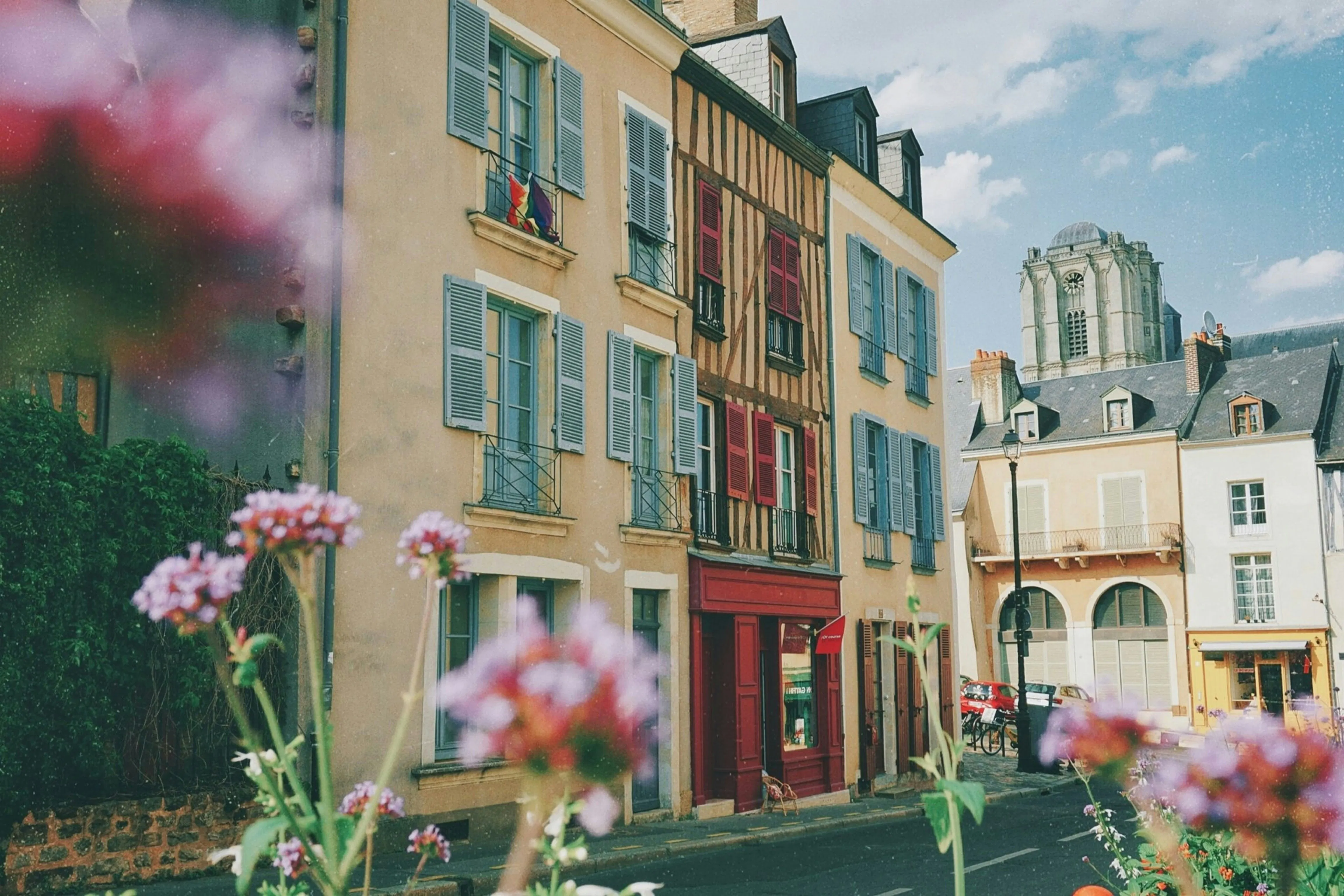 Façades colorées à colombages dans une rue pittoresque en France.