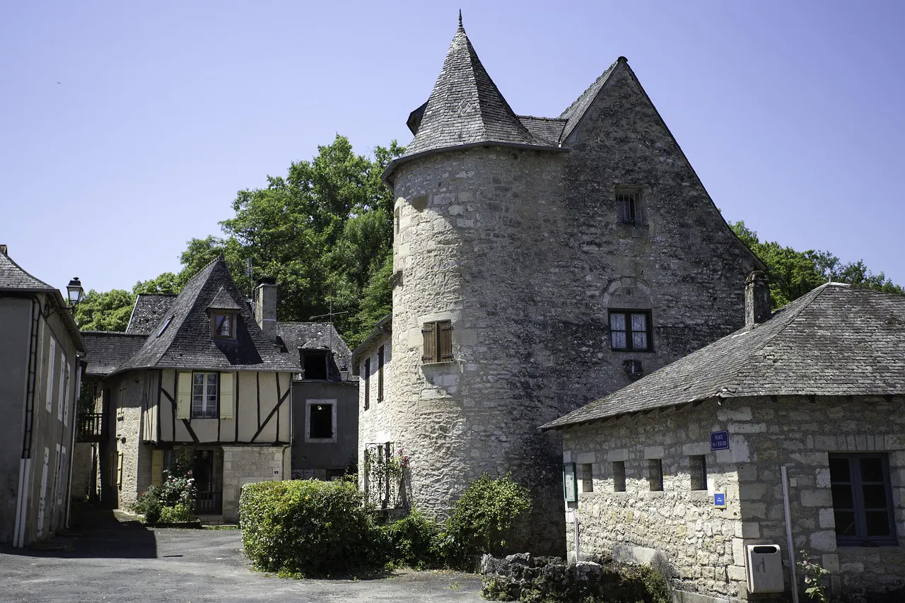 Maisons paisibles à Condat-sur-Vézère en Dordogne, idéal pour un séjour Airbnb en Périgord.