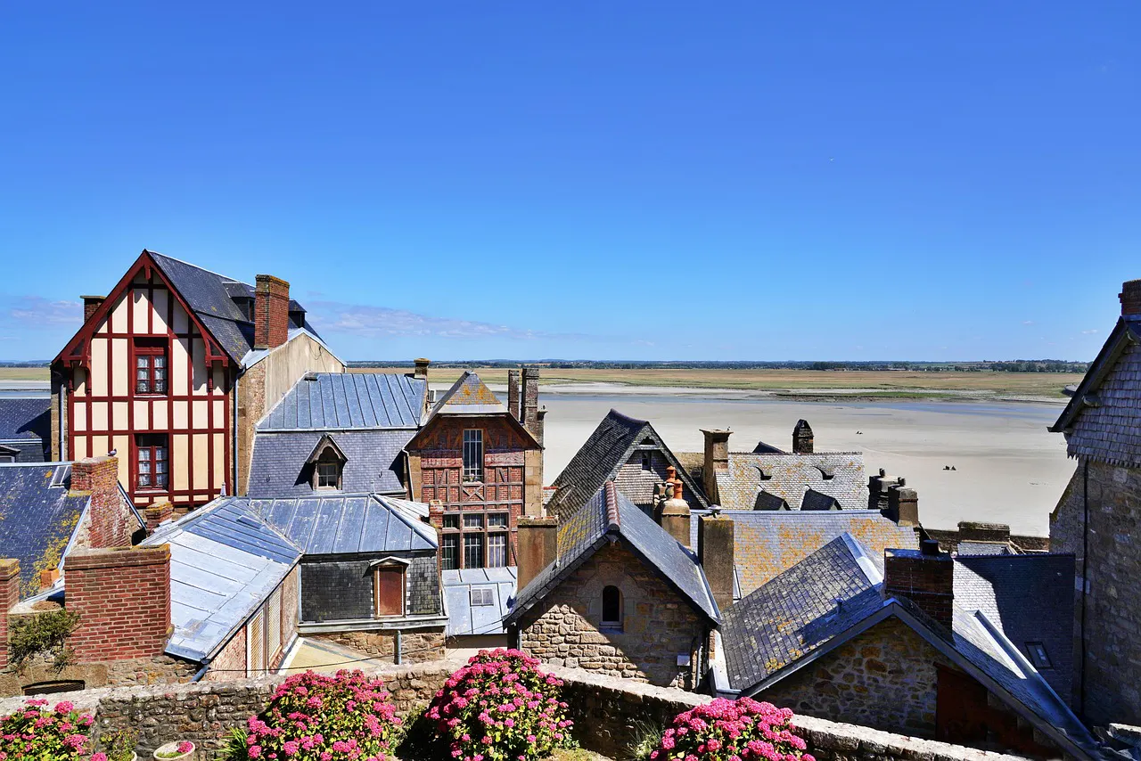 Maisons de charme au Mont-Saint-Michel, idéales pour une location Airbnb avec vue sur la baie.