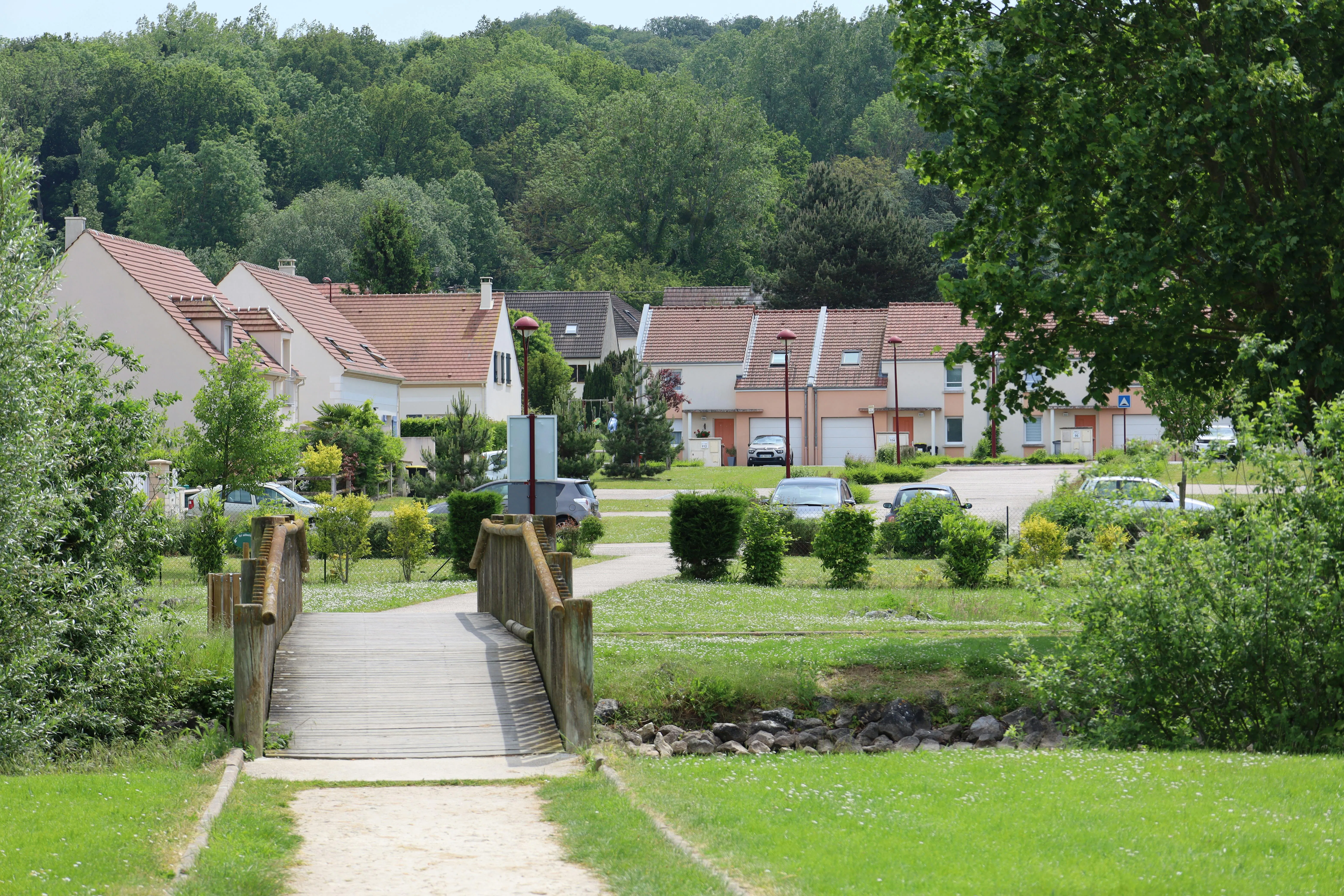Quartier résidentiel calme, idéal pour une location Airbnb familiale près de la nature et des commodités.