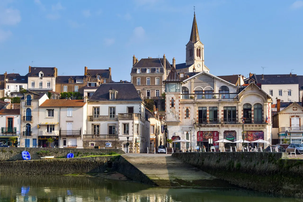 Maisons proches d’un village calme avec port et église, cadre authentique pour séjour Airbnb relaxant.