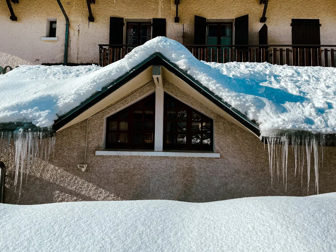 Une maison typique de FRANCE en hiver. Recouverte de neige