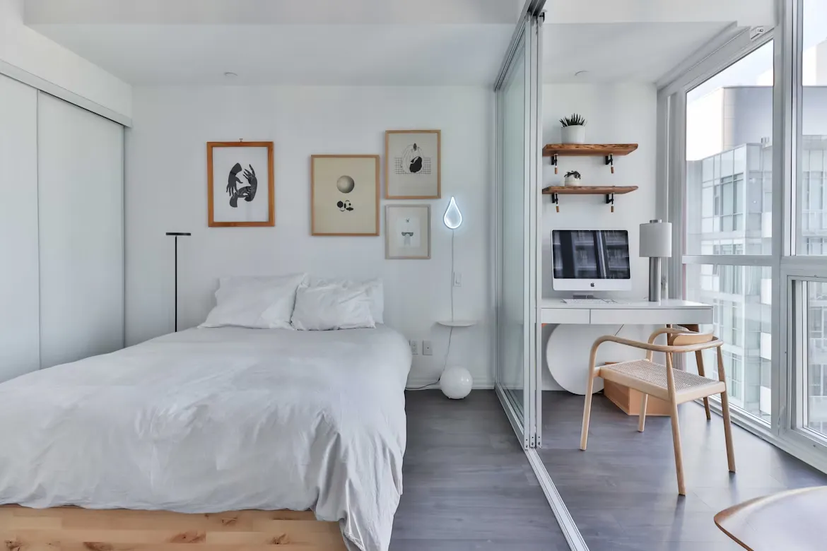 Maison Airbnb à deux étages en France avec piscine et jardin devant.