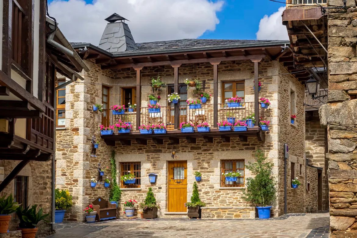 Grande maison moderne en France avec piscine, idéale pour location Airbnb.