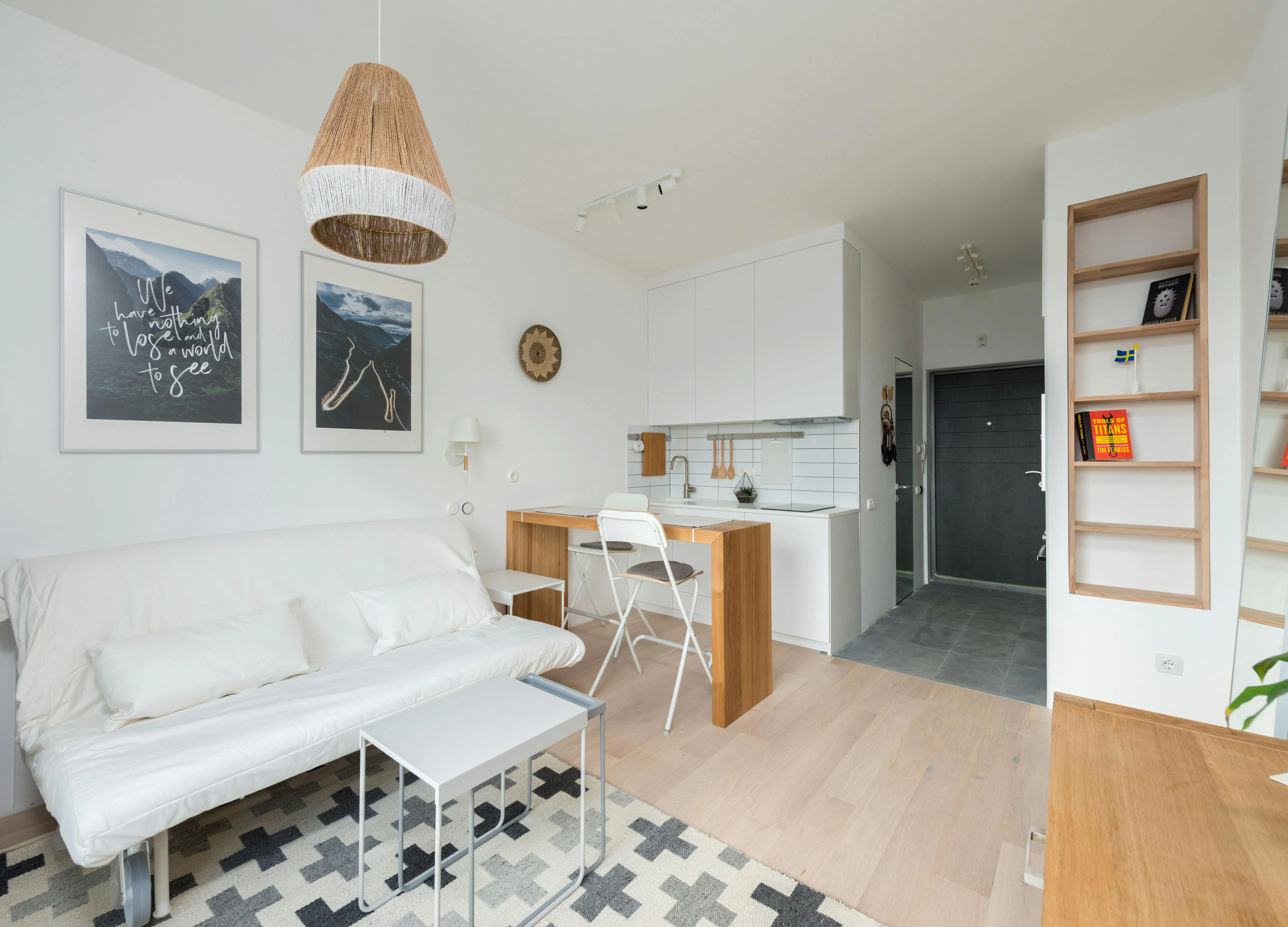 Intérieur d'une maison Airbnb propre et lumineux avec une peinture blanche