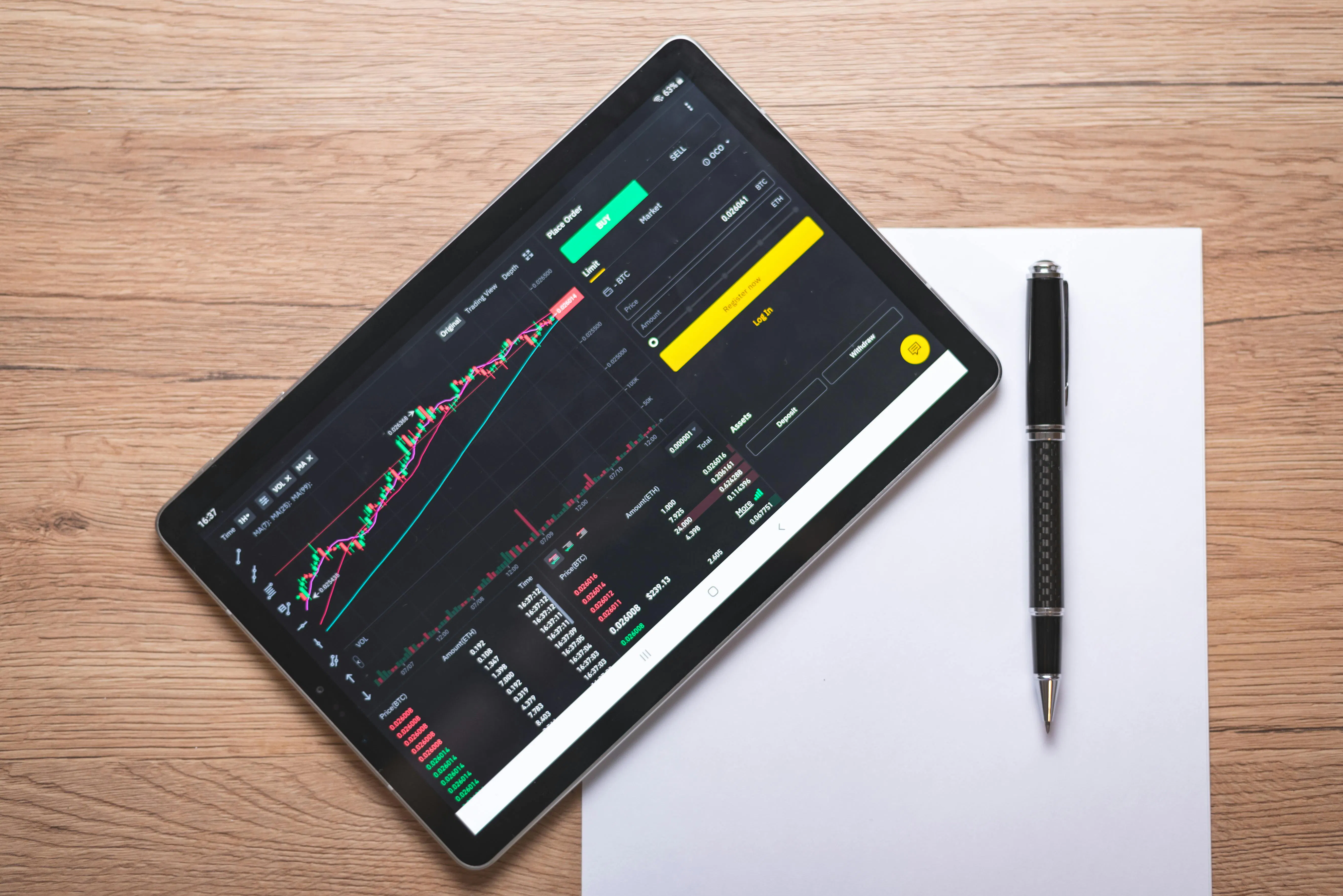 Tablette affichant des graphiques financiers, symbolisant la fiscalité et l’investissement locatif LMNP