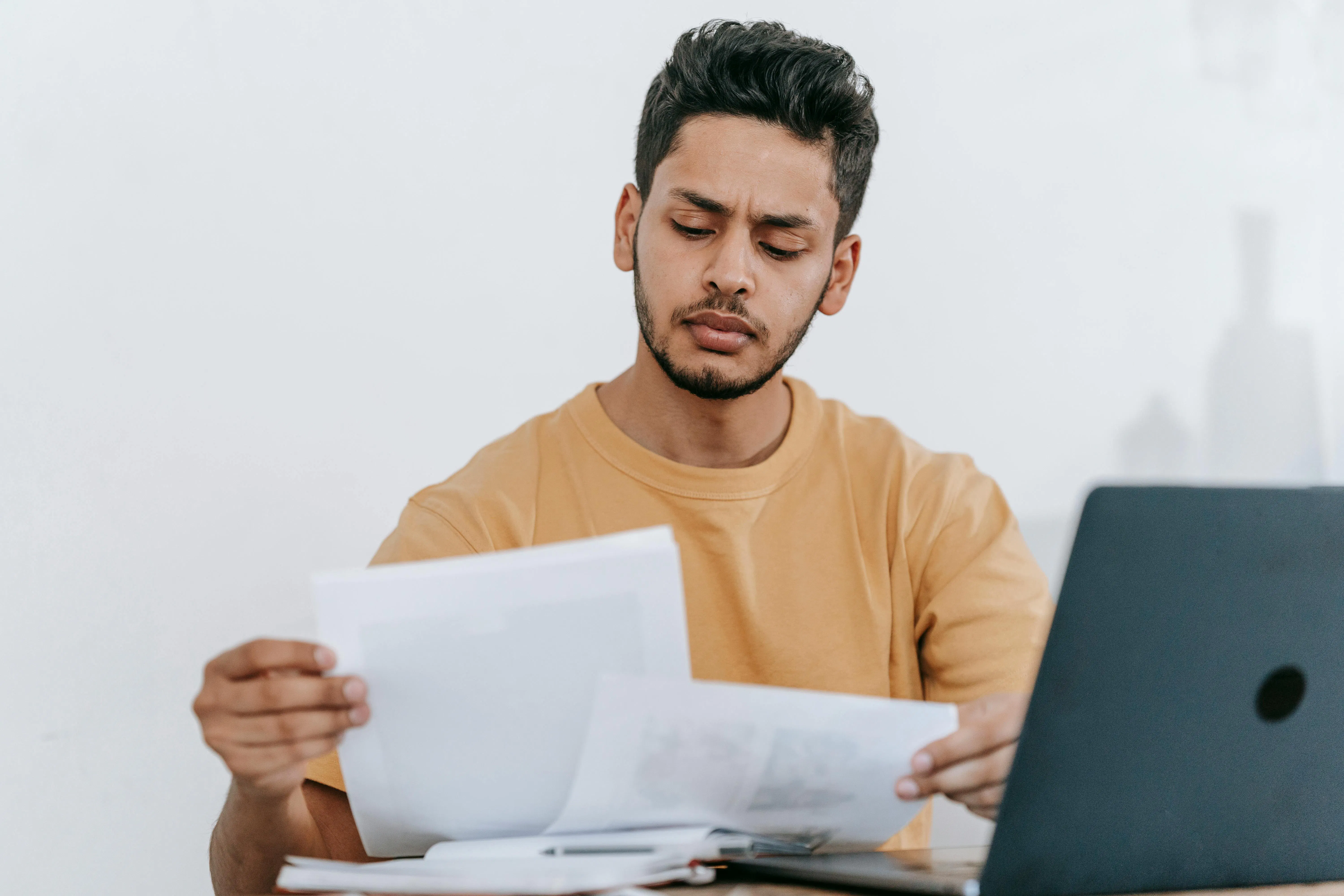Un homme assis dans un observant un papier avec un air surprenant