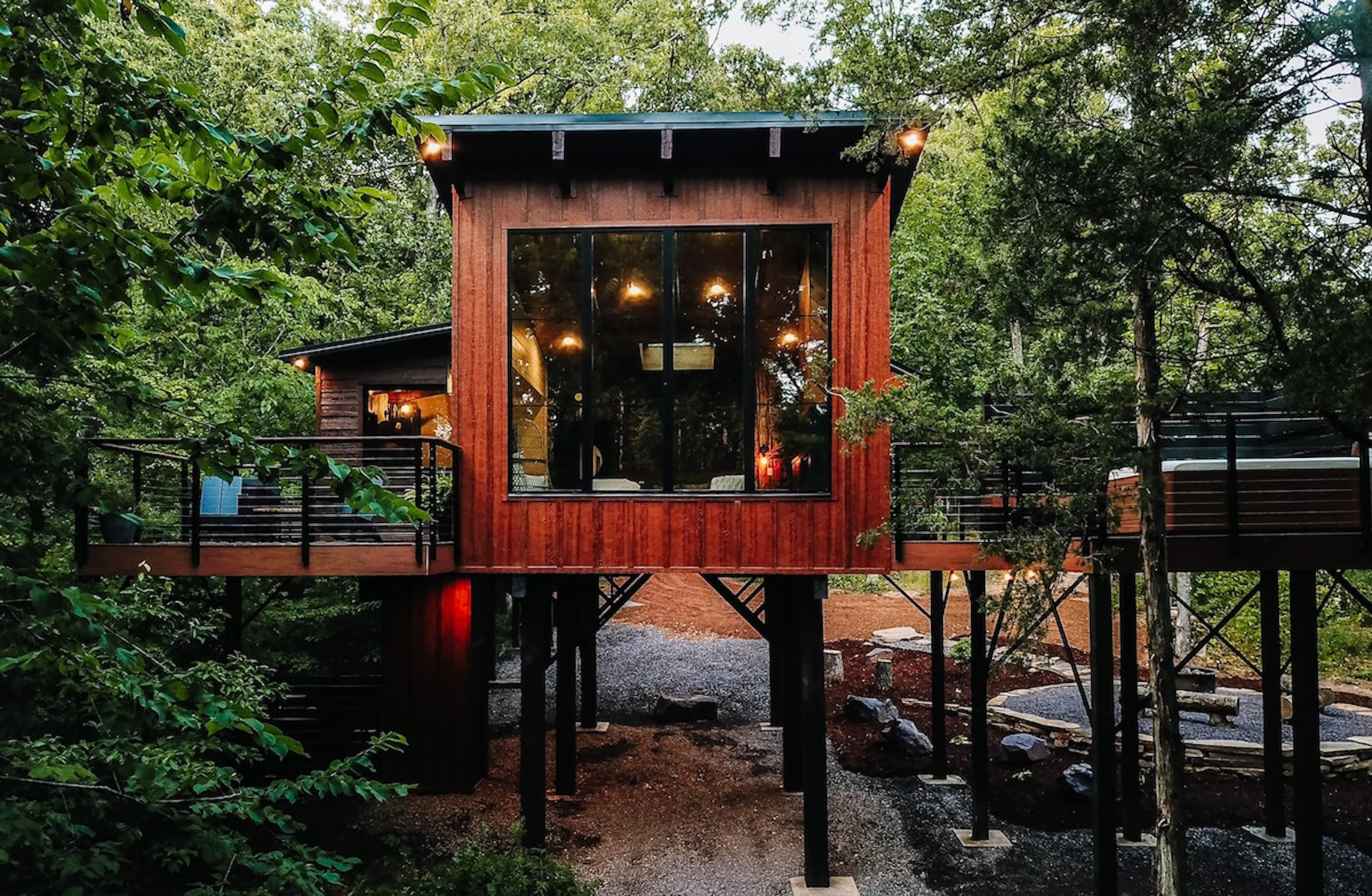 Private treehouse retreat with hot tub in Missouri