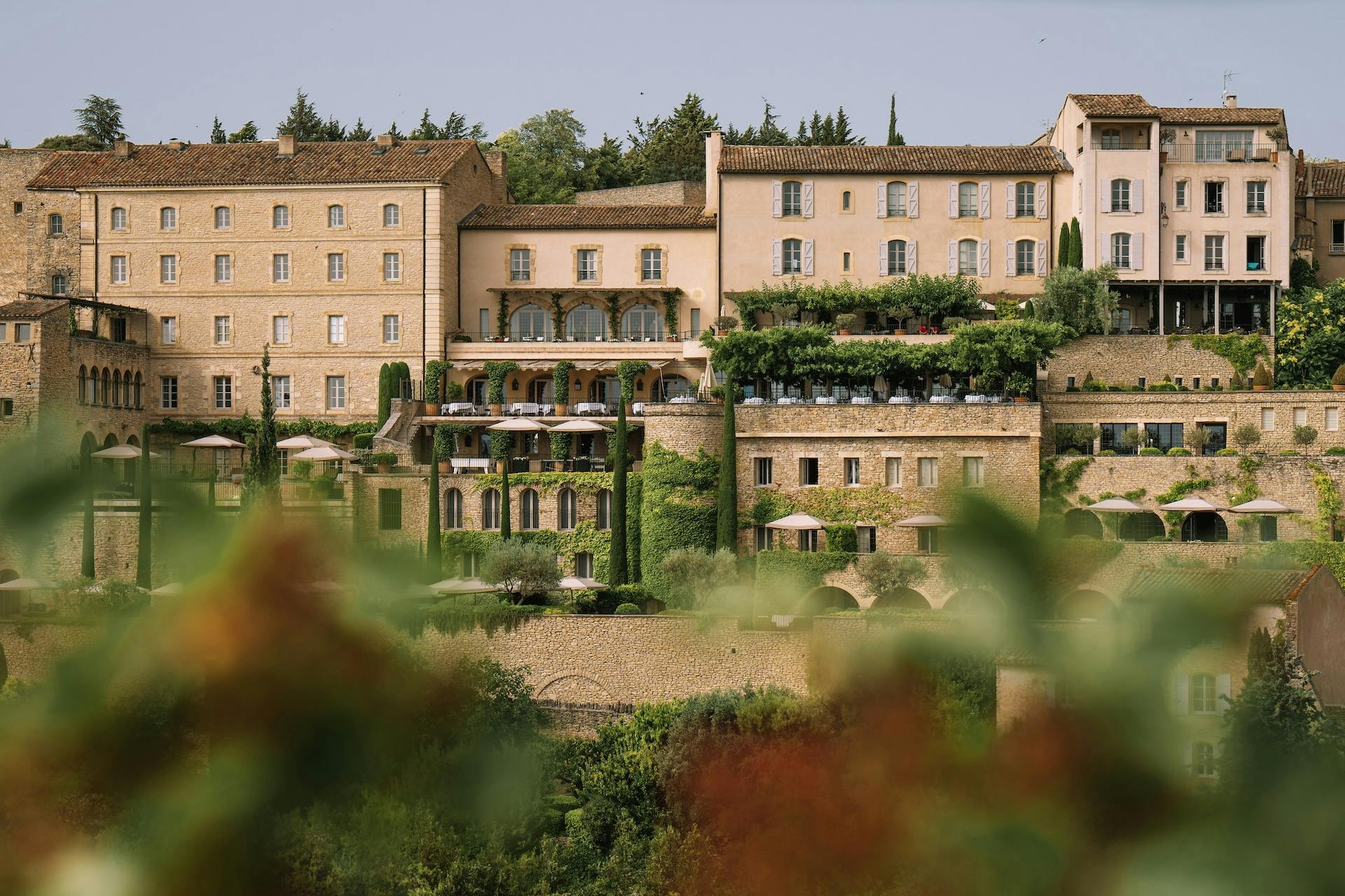 Façade de La Bastide, hôtel 5 étoiles à Gordes