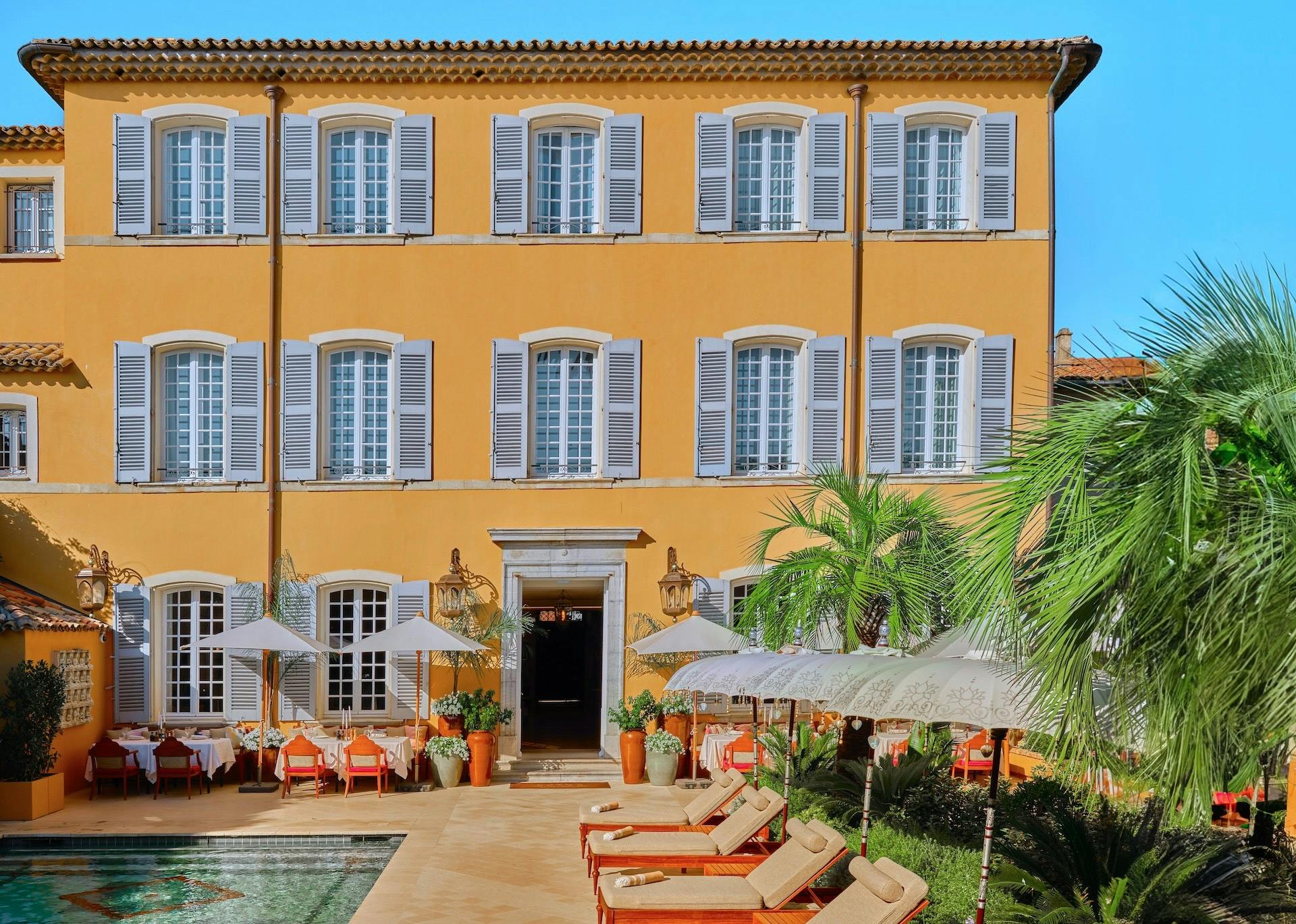 Façade de l'hôtel de luxe Pan Deï Palais au coeur du village de Saint-Tropez