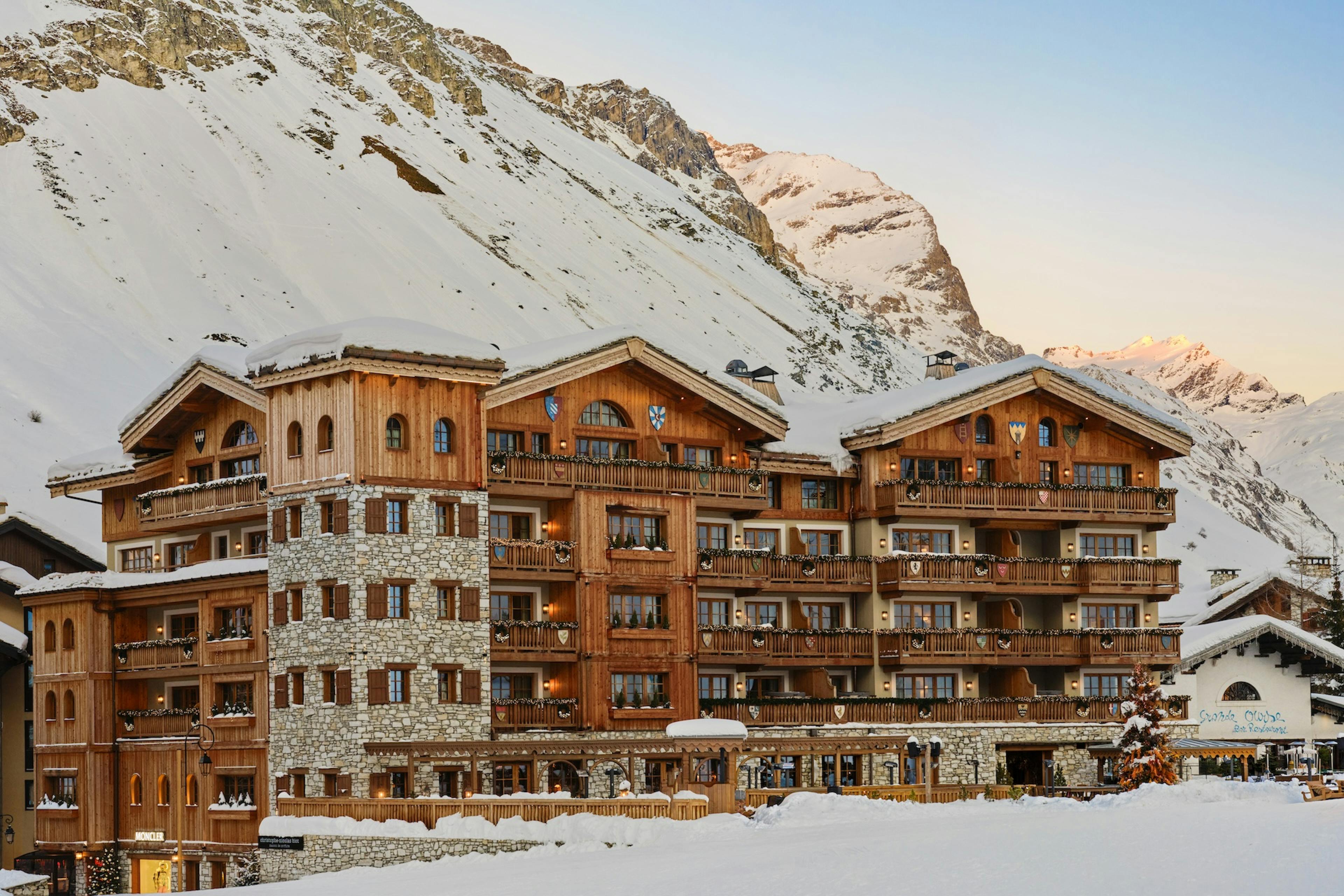 Façade de l'hôtel de luxe Airelles Val d'Isère au pied des pistes