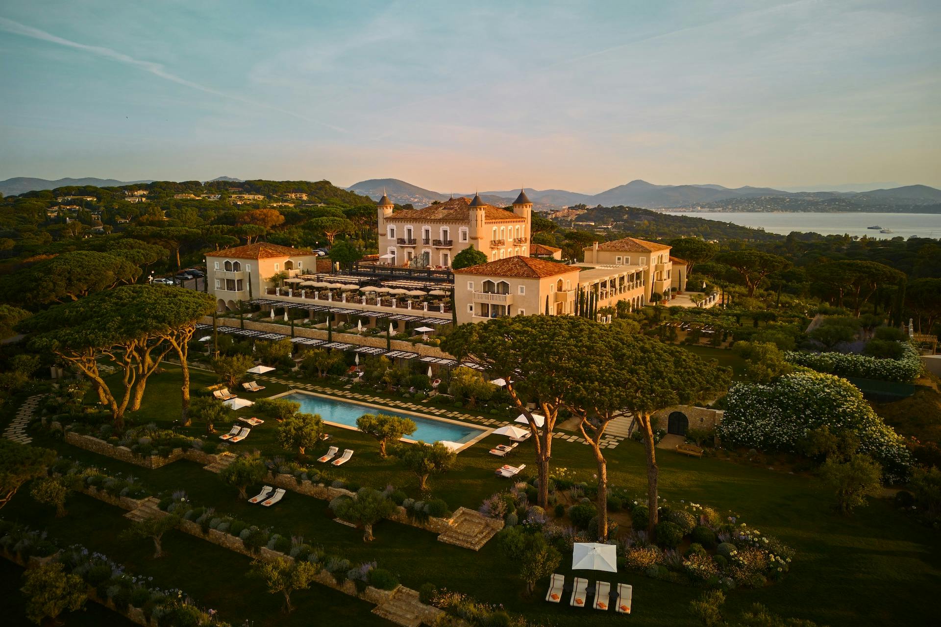 Façade vue drone de l'hôtel de luxe Château de La Messardière à Saint-Tropez