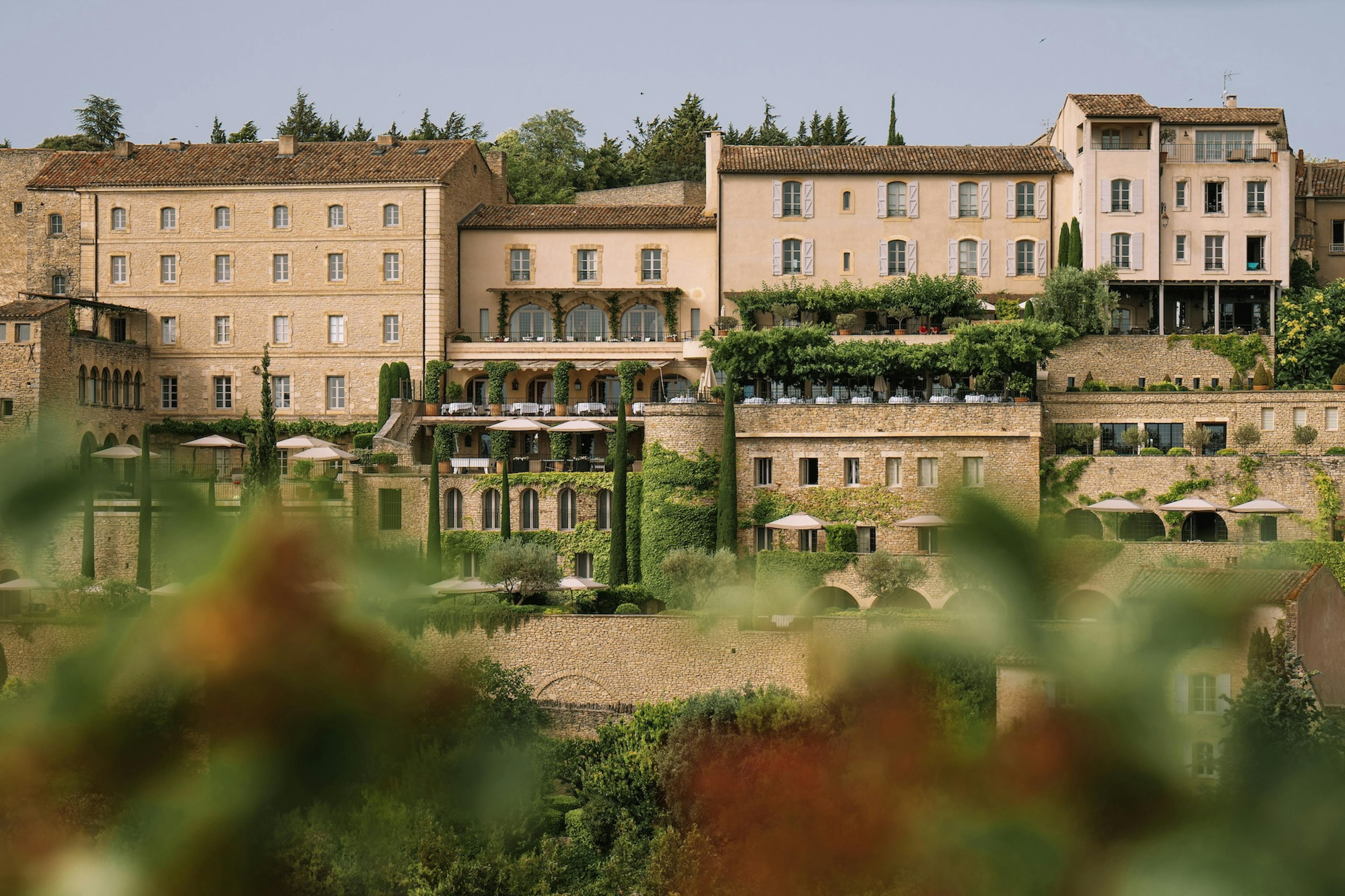 Façade vue drone de l'hôtel de luxe La Bastide, Airelles Gordes en Provence