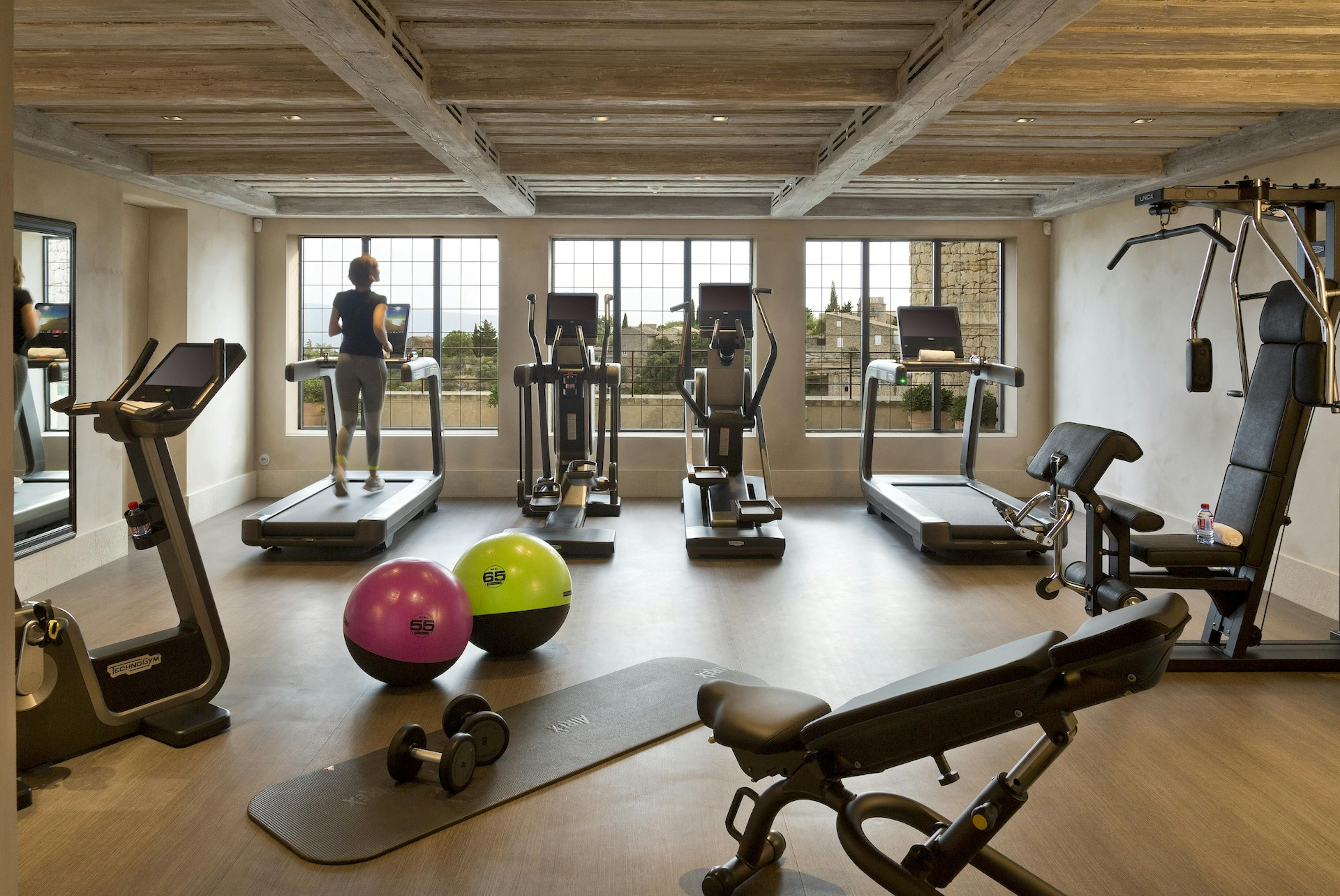 Salle de fitness avec équipements de musculation à l'hôtel de luxe Airelles Gordes, La Bastide