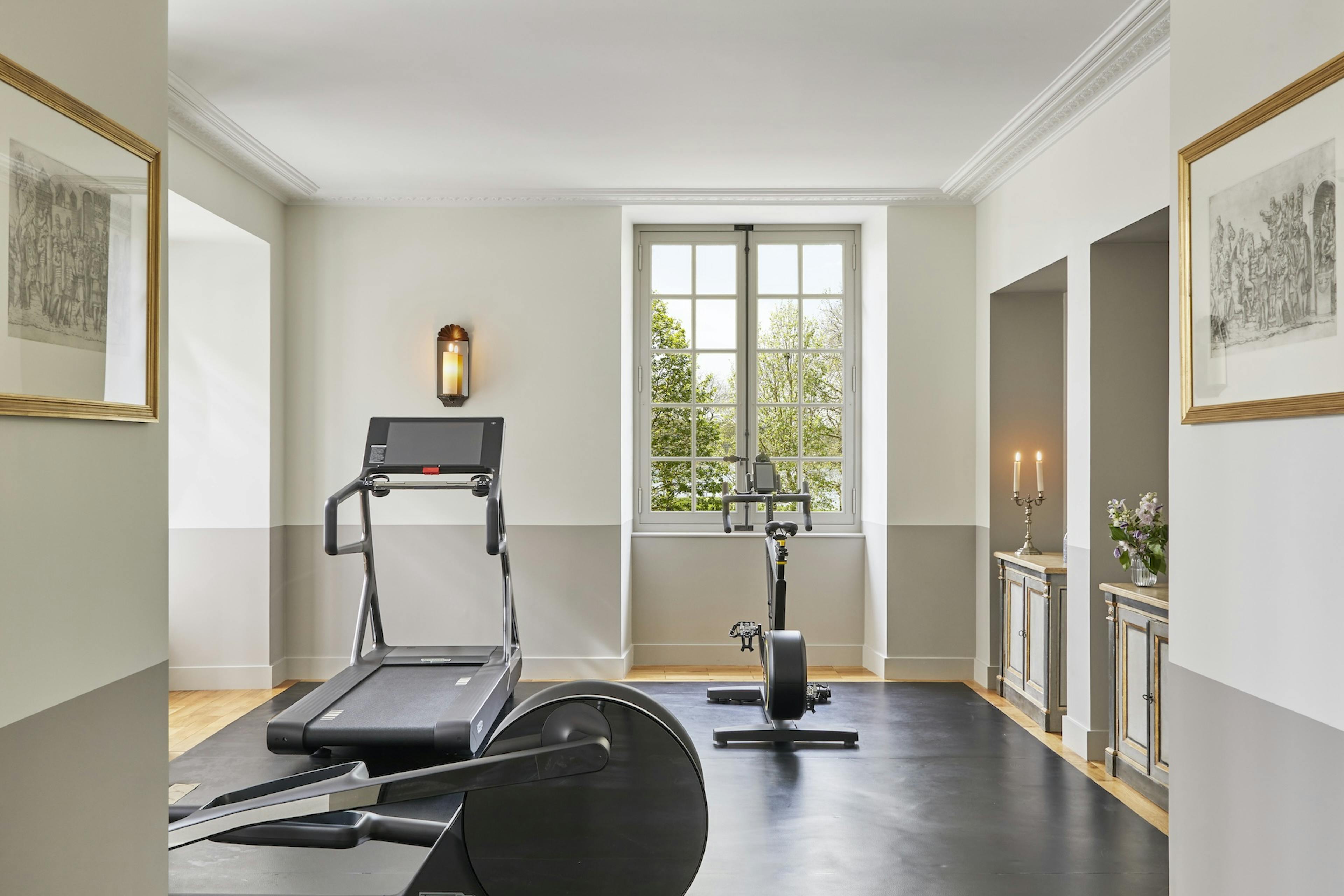 Salle de fitness avec équipements de musculation à l'hôtel de luxe Airelles Château de Versailles, Le Grand Contrôle
