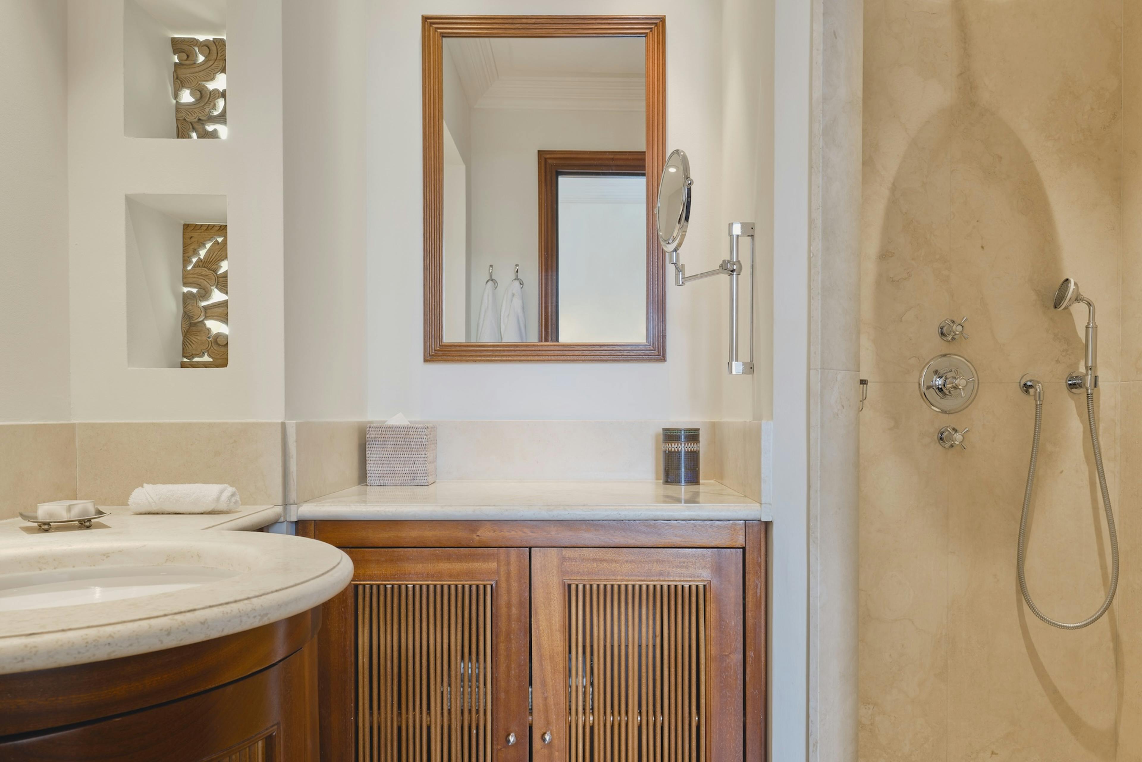 Salle de bain chambre supérieure avec vue hôtel de luxe Pan deï Palais à Saint-Tropez