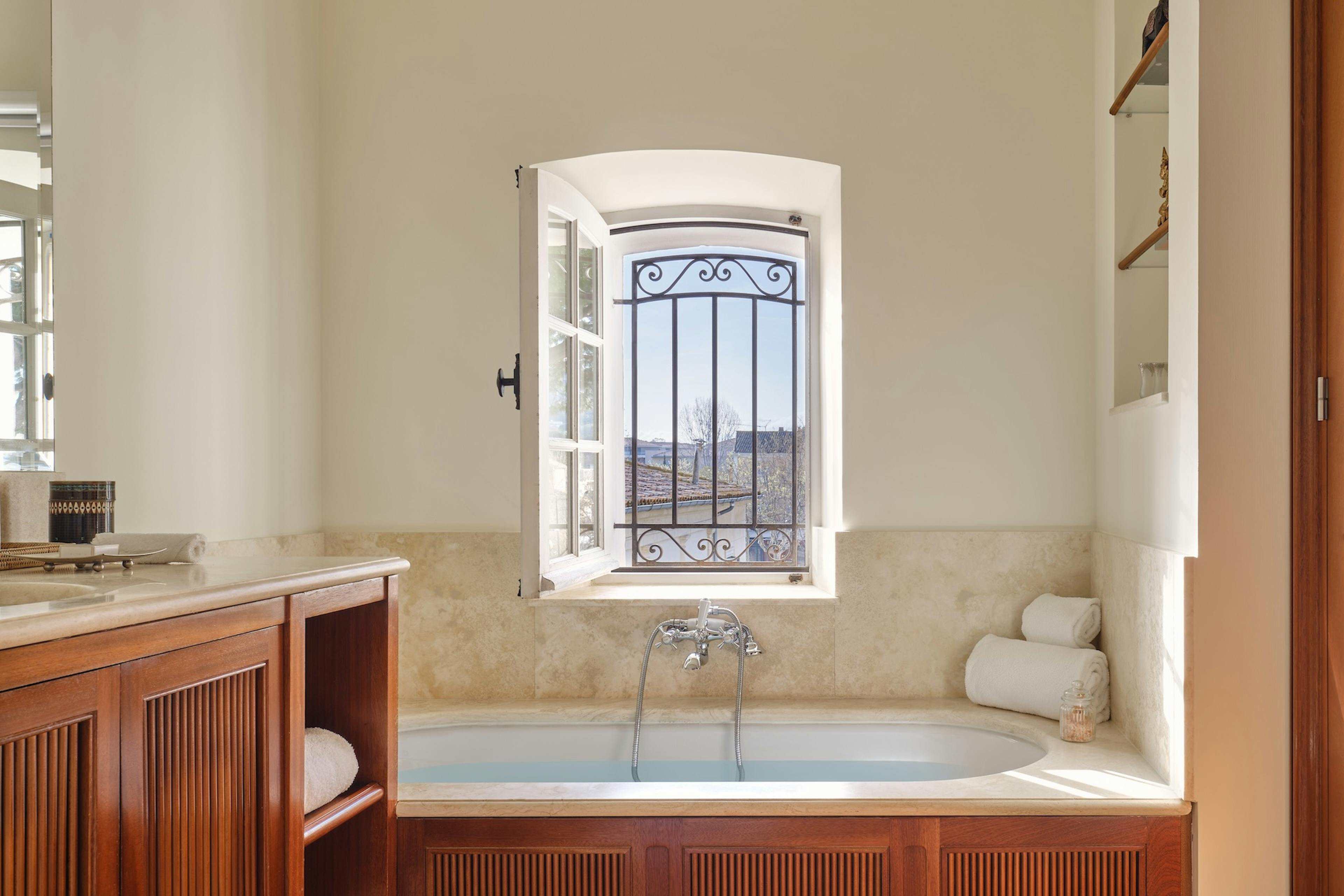 Salle de bain avec baignoire Junior Suite Jardin hôtel de luxe Pan deï Palais à Saint-Tropez