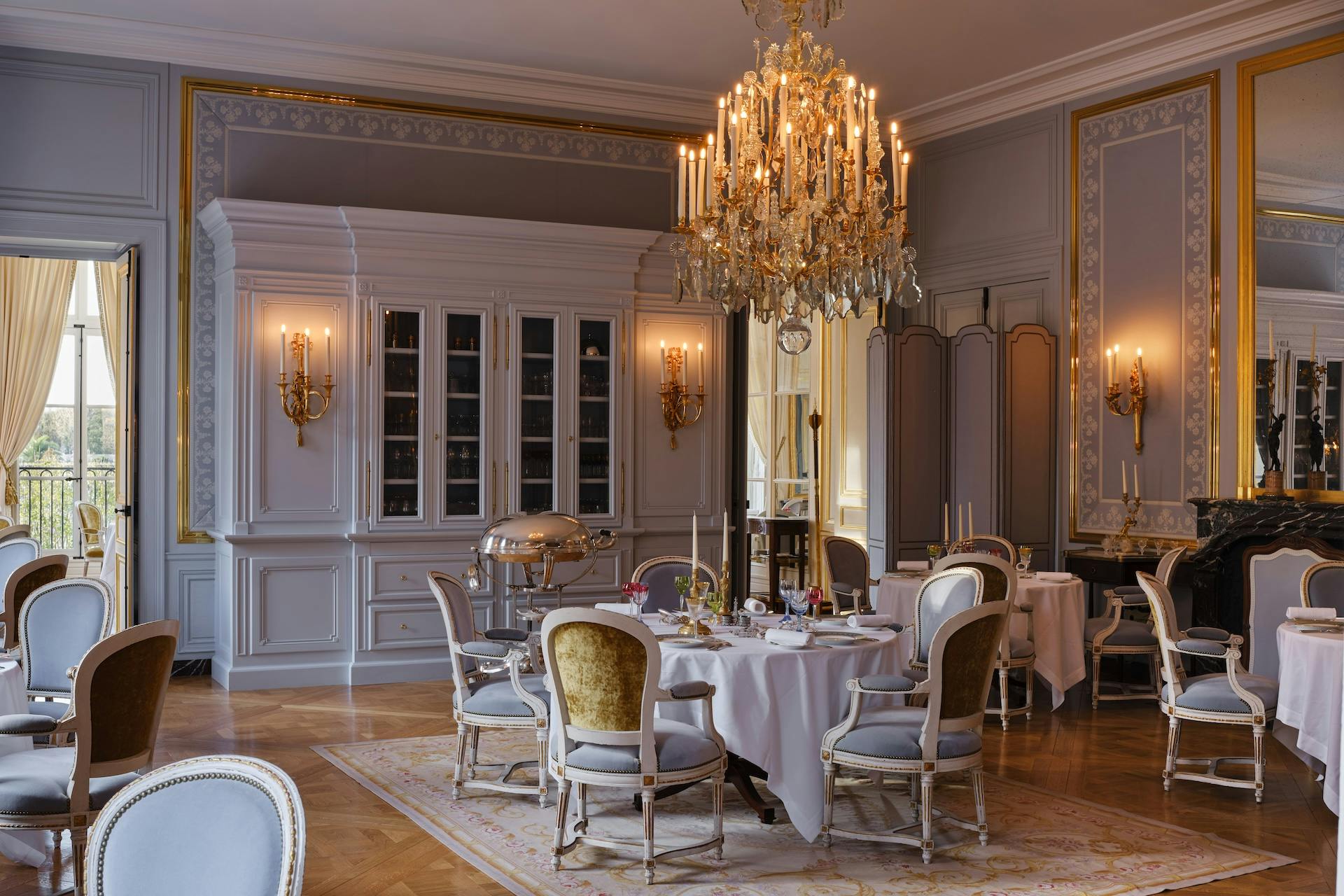 Salle du restaurant Alain Ducasse à l'hôtel Le Grand Contrôle, Airelles Château de Versailles