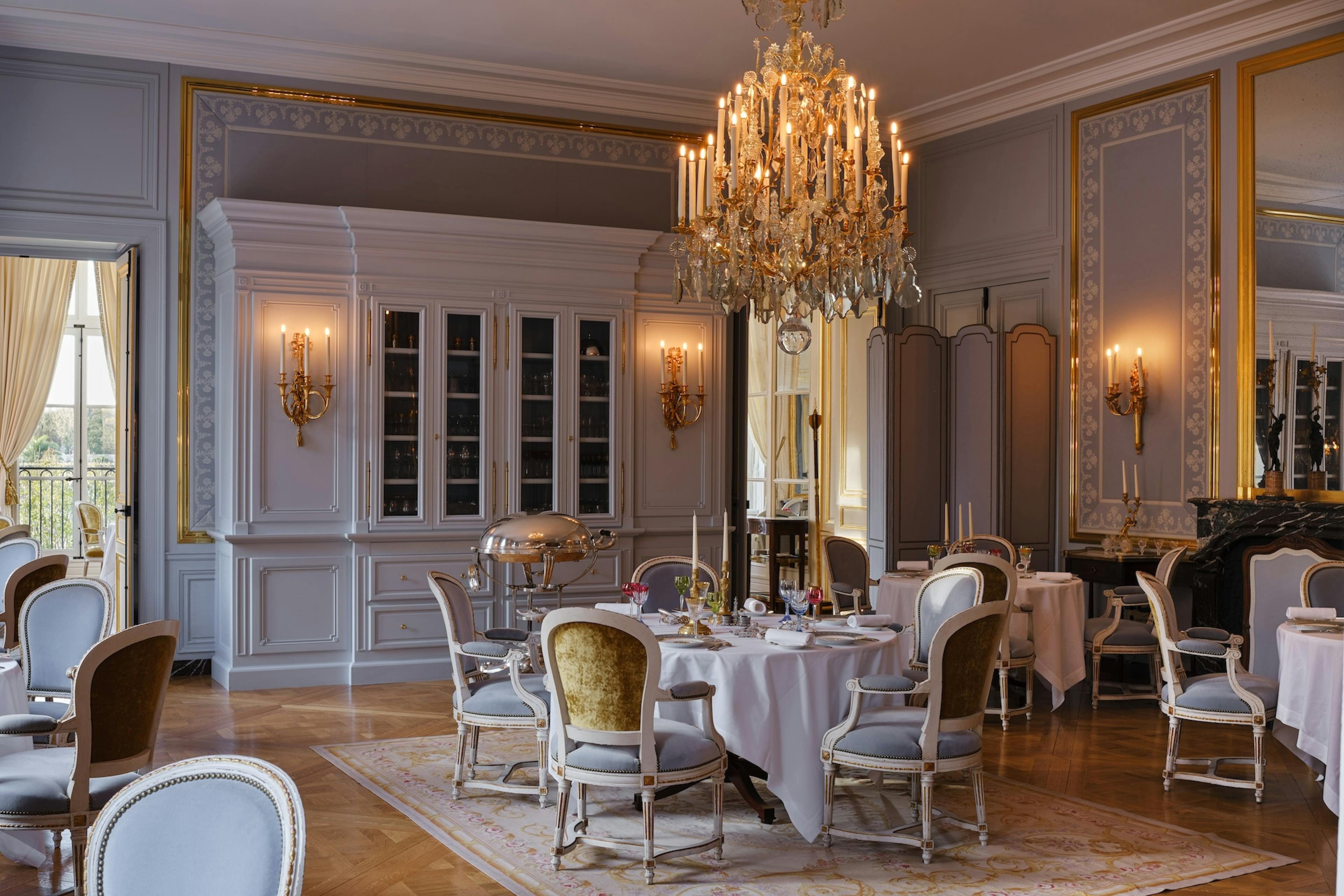 Salle du restaurant Alain Ducasse à l'hôtel Le Grand Contrôle, Airelles Château de Versailles