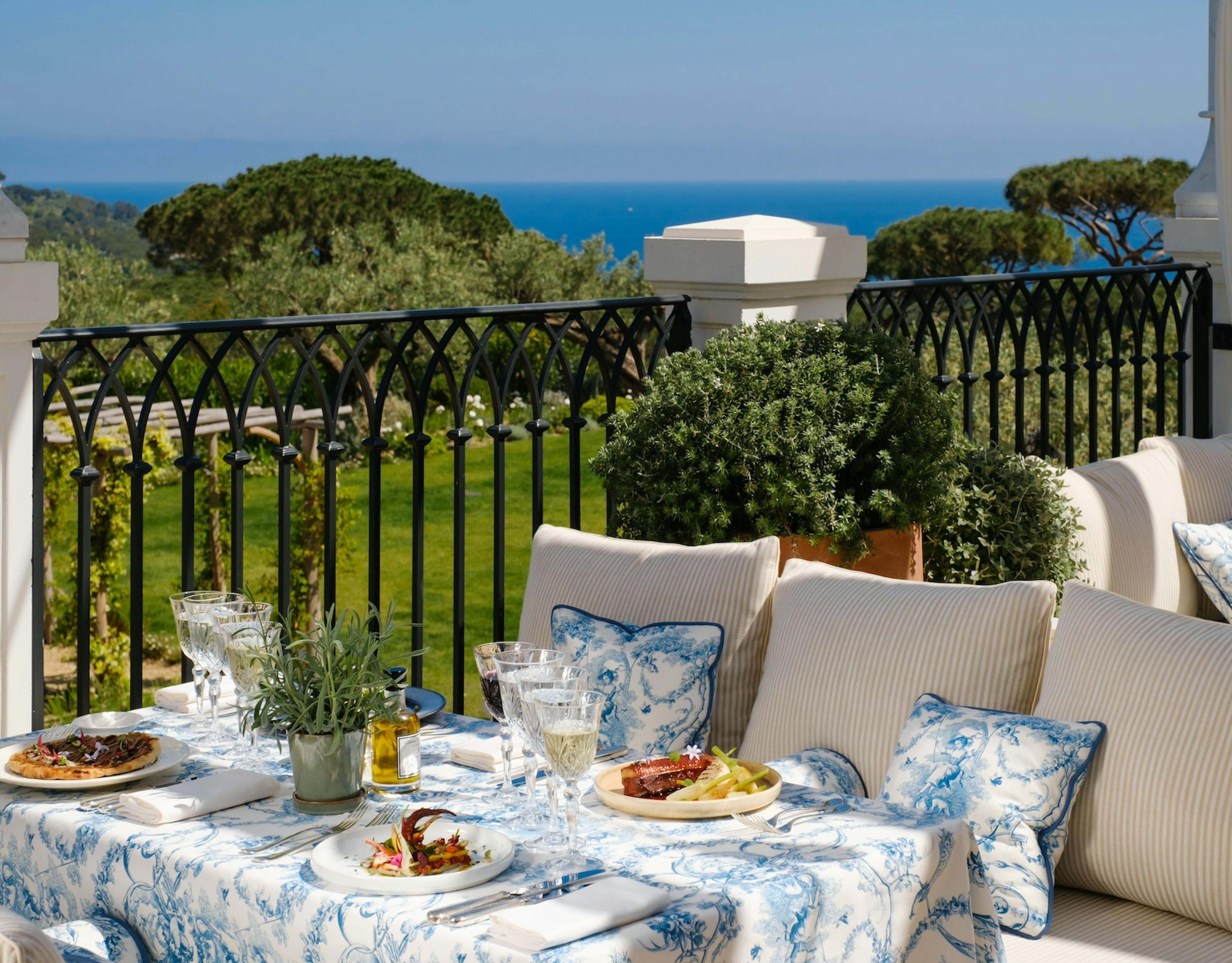 Terrasse du restaurant La Table de La Messardière avec vue sur la mer au Château de La Messardière, hôtel de luxe à Saint-Tropez