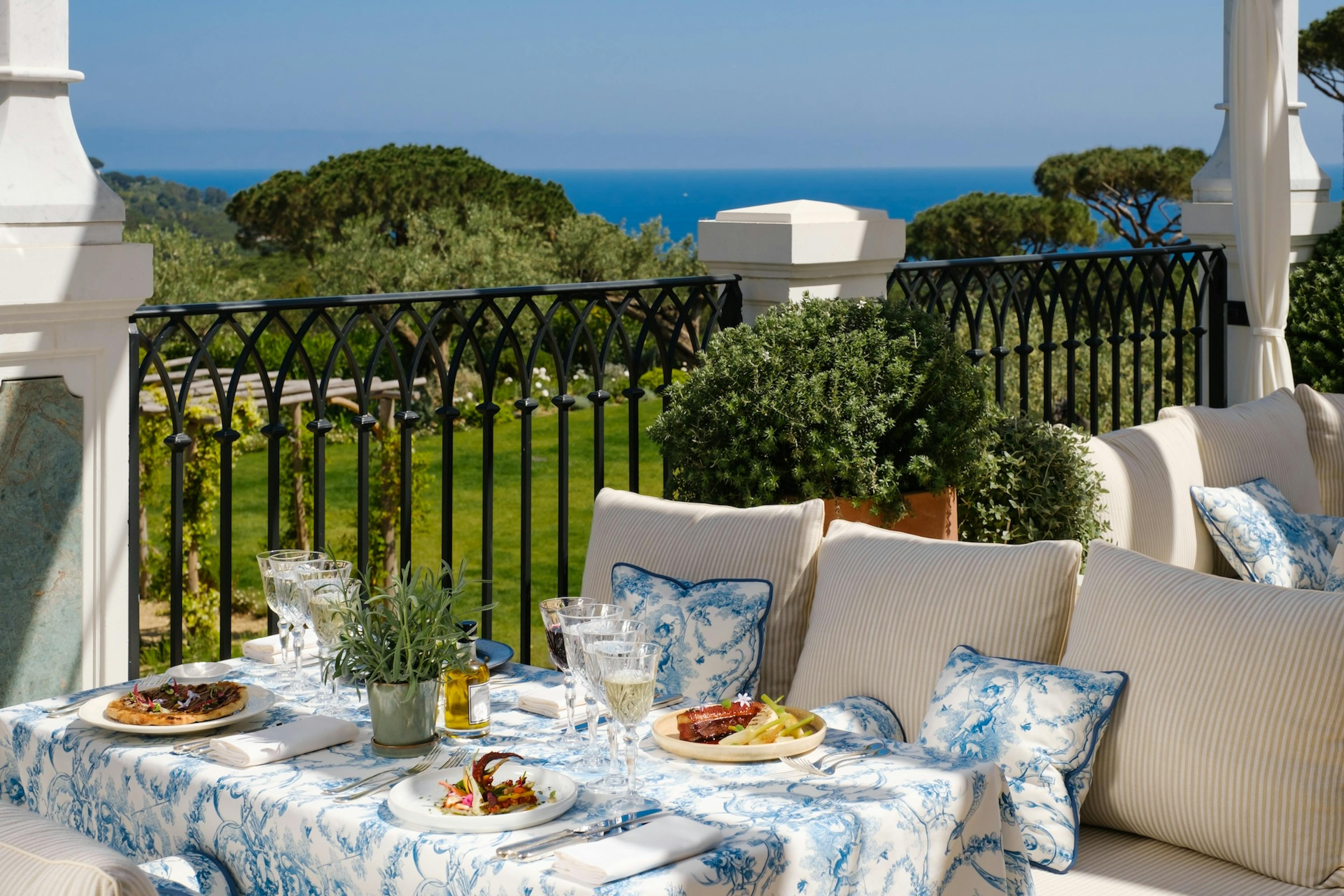Terrasse du restaurant La Table de La Messardière avec vue sur la mer au Château de La Messardière, hôtel de luxe à Saint-Tropez