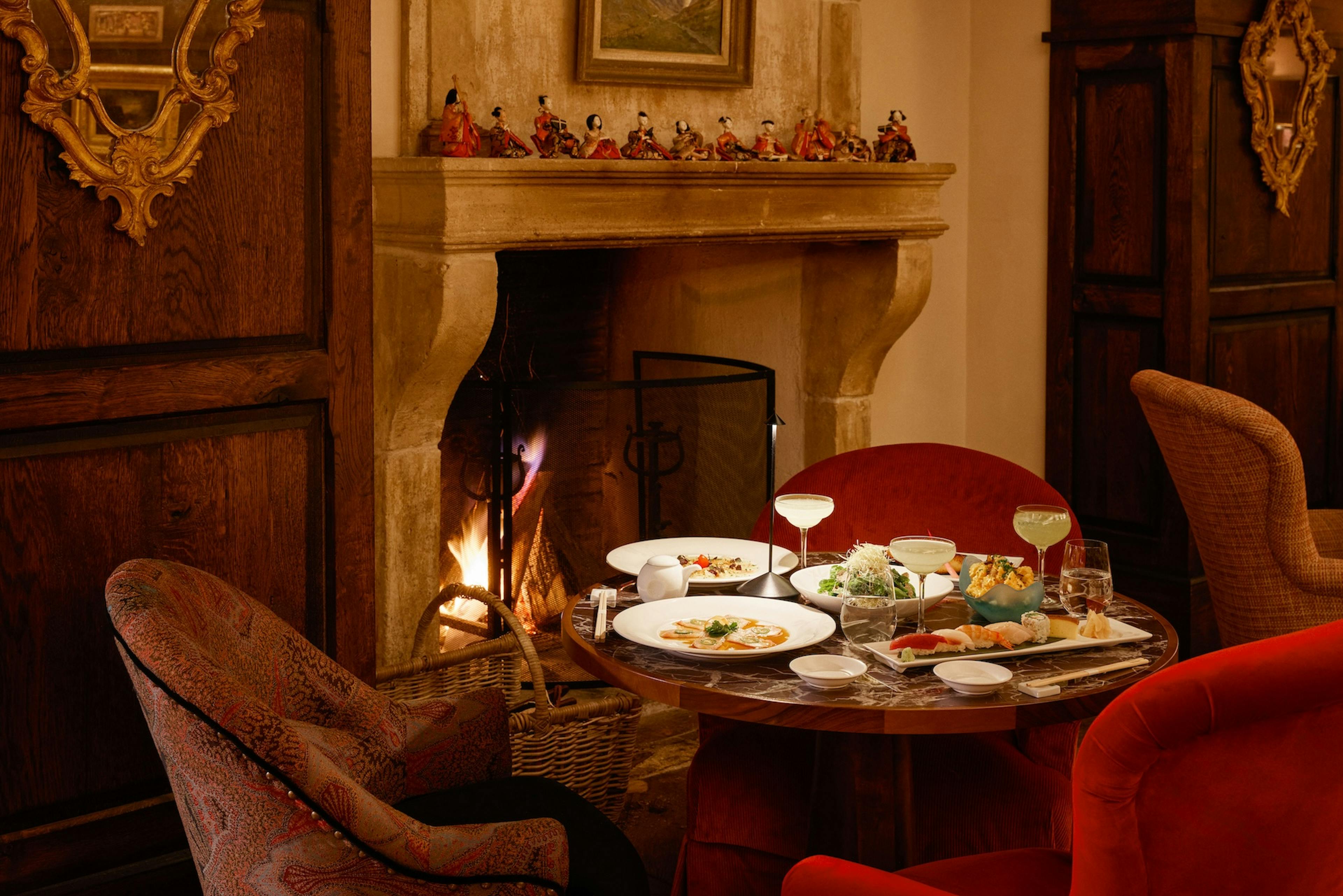 Table au bord de la cheminée, du restaurant japonais Matsuhisa à Airelles Val d'Isère, hôtel de luxe au pied des pistes de Val d'Isère