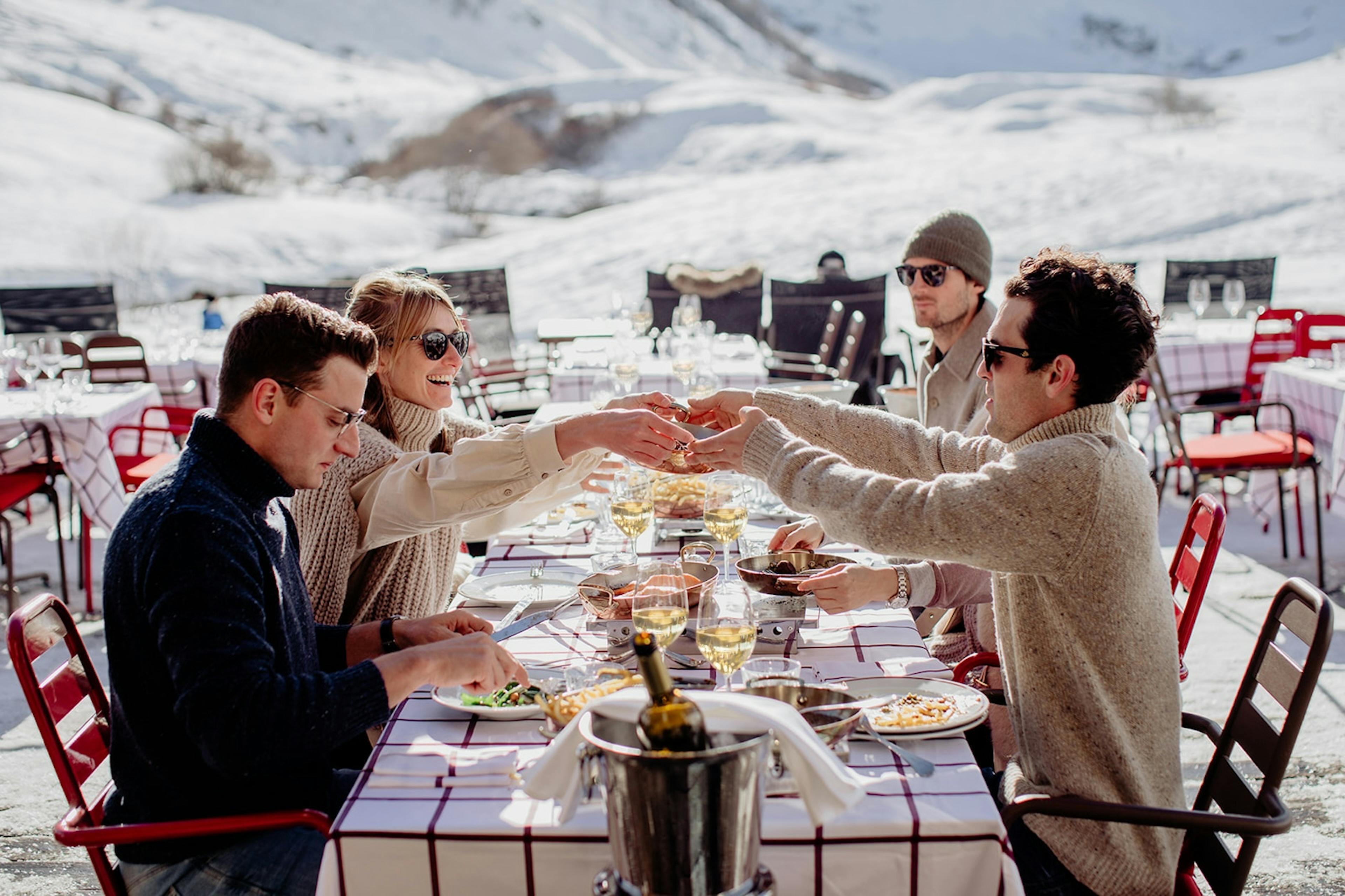Déjeuner sur la terrasse du restaurant d'altitude Le Relais de Val d'Isère à Airelles Val d'Isère