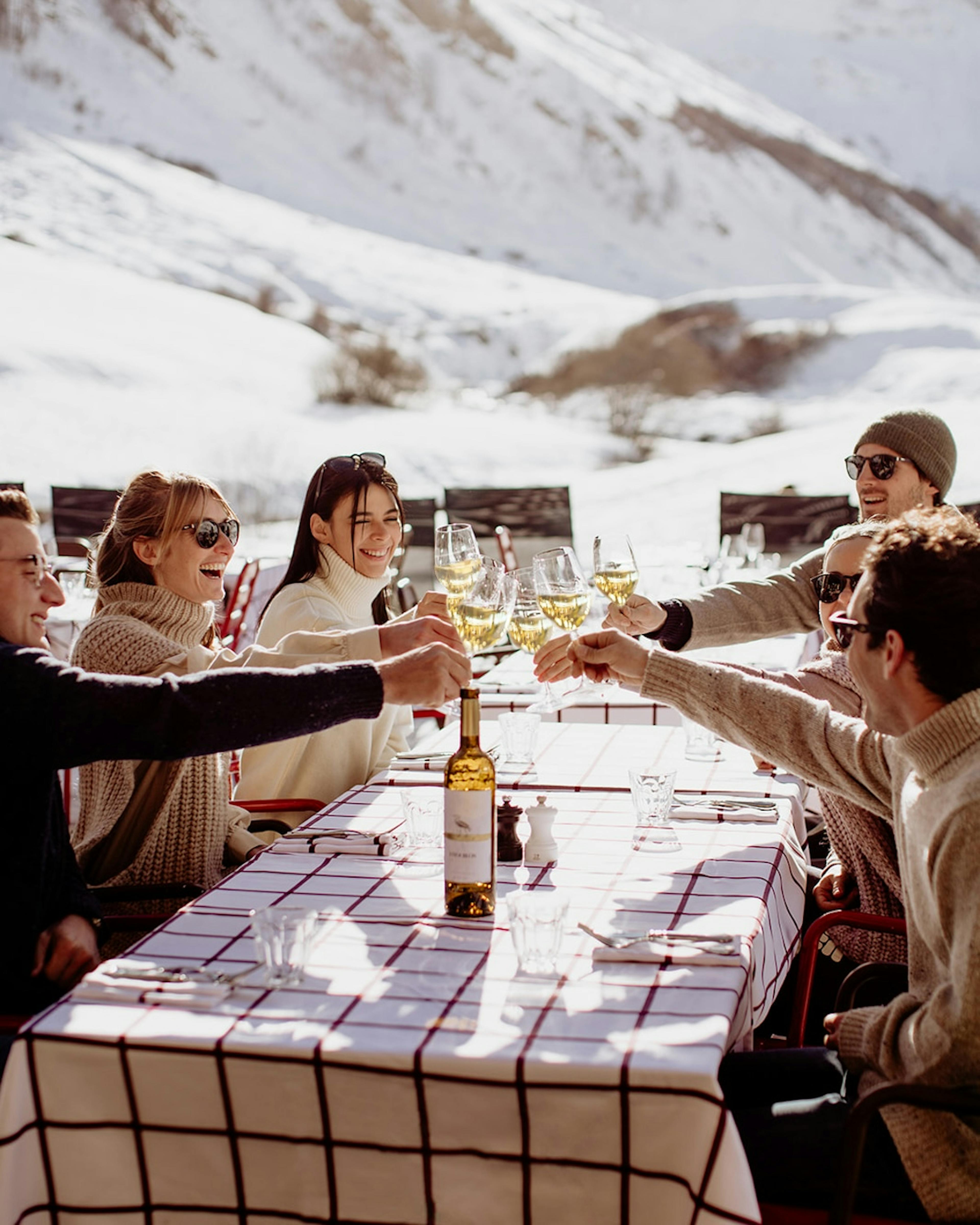 Apéritif sur la terrasse du restaurant d'altitude Le Relais de Val d'Isère à Airelles Val d'Isère