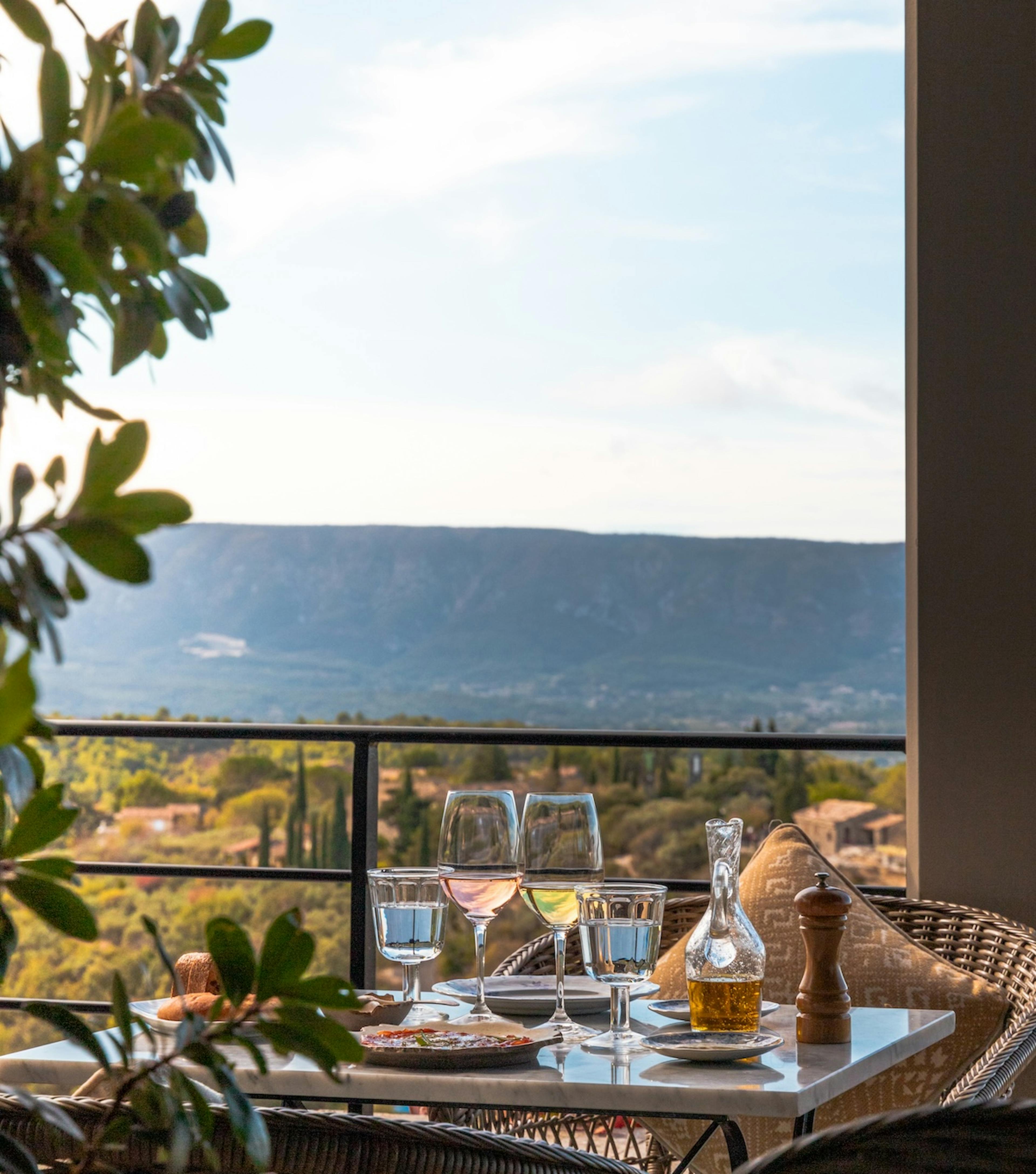 Vue sur la Vallée du Luberon, depuis la terrasse du restaurant provençal Clover Gordes à La Bastide