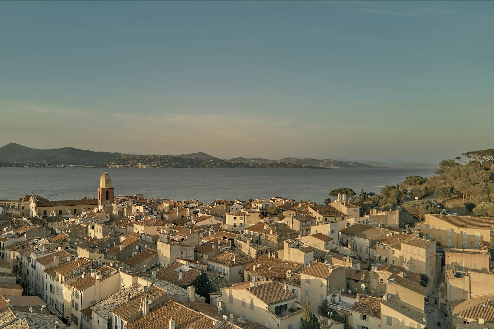 Vue drône sur Saint-Tropez, Airelles hôtels 5*