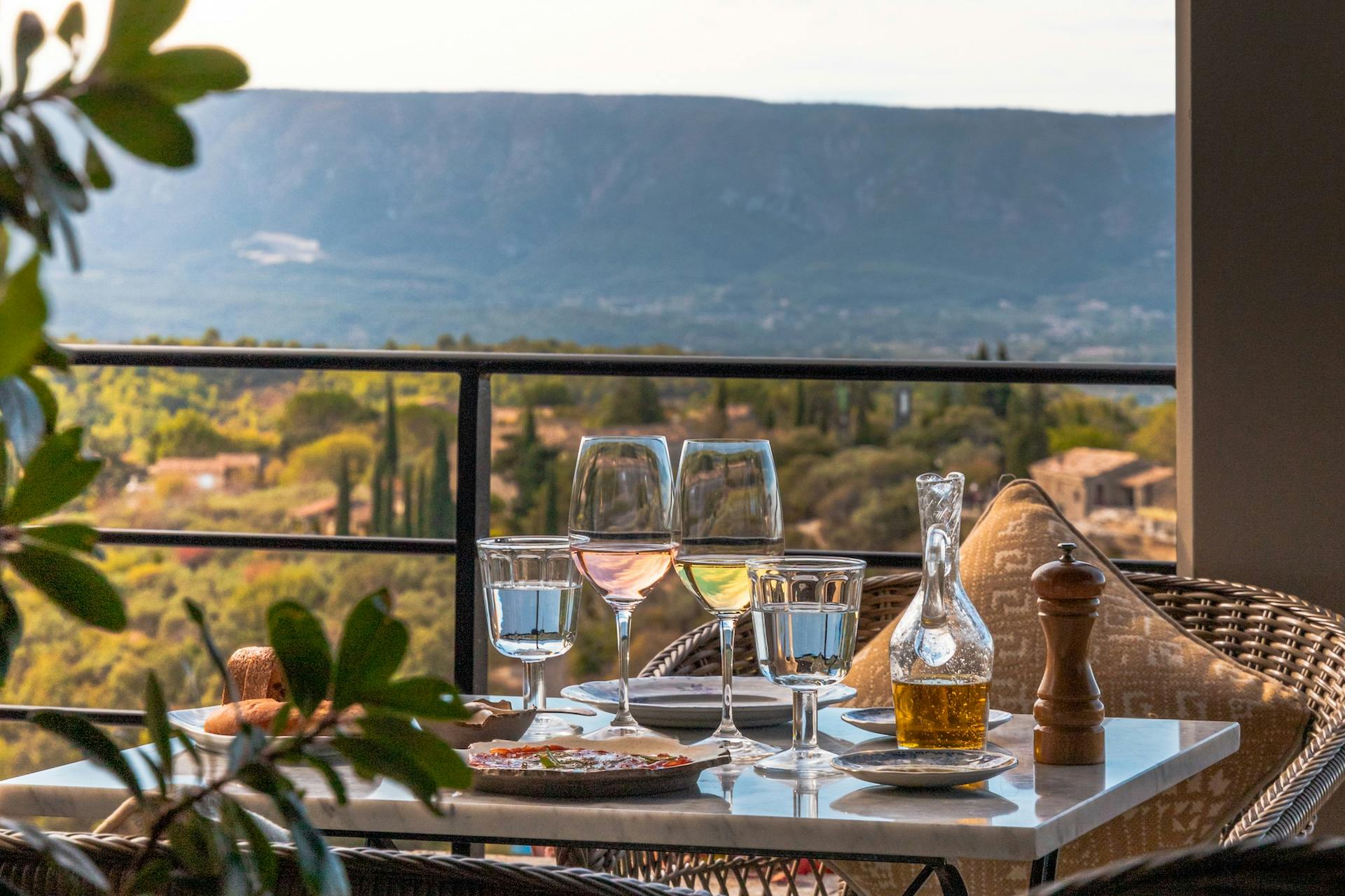 Terrasse du restaurant Clover Gordes par Jean François Piège, à Airelles Gordes, La Bastide hôtel de luxe en Provence 