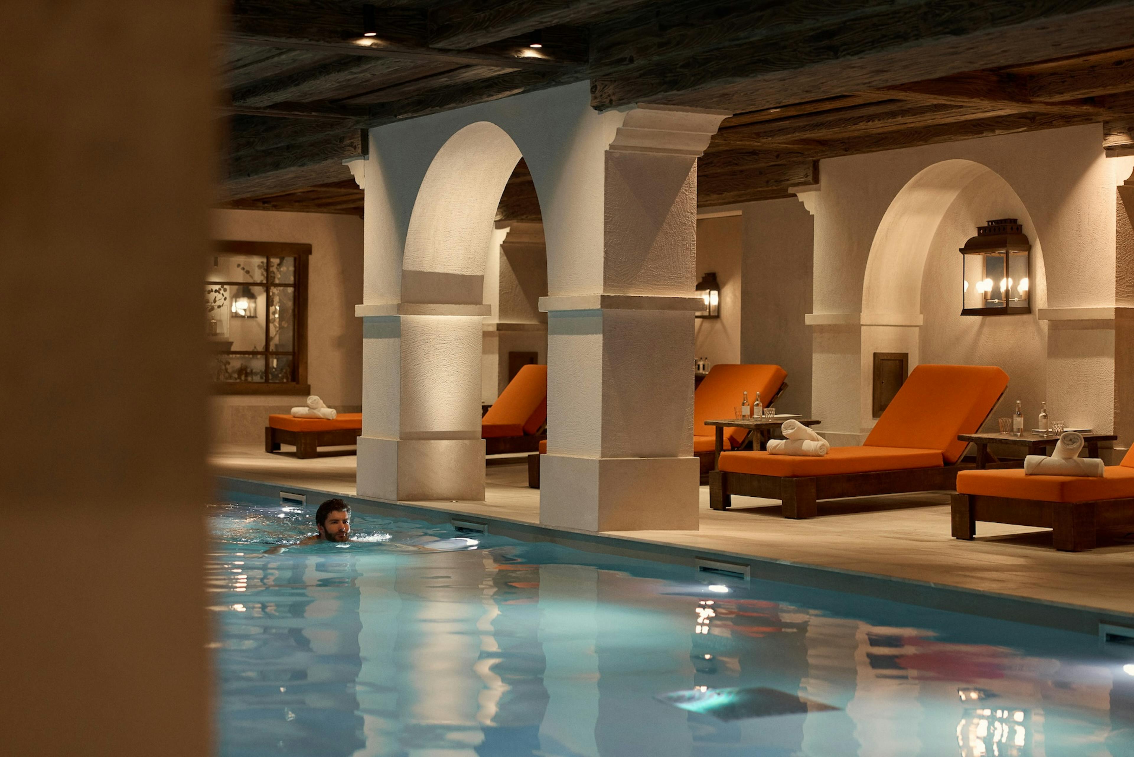 Piscine privée et chauffée du Spa Guerlain, à l'hotel de luxe Airelles Val d'Isère