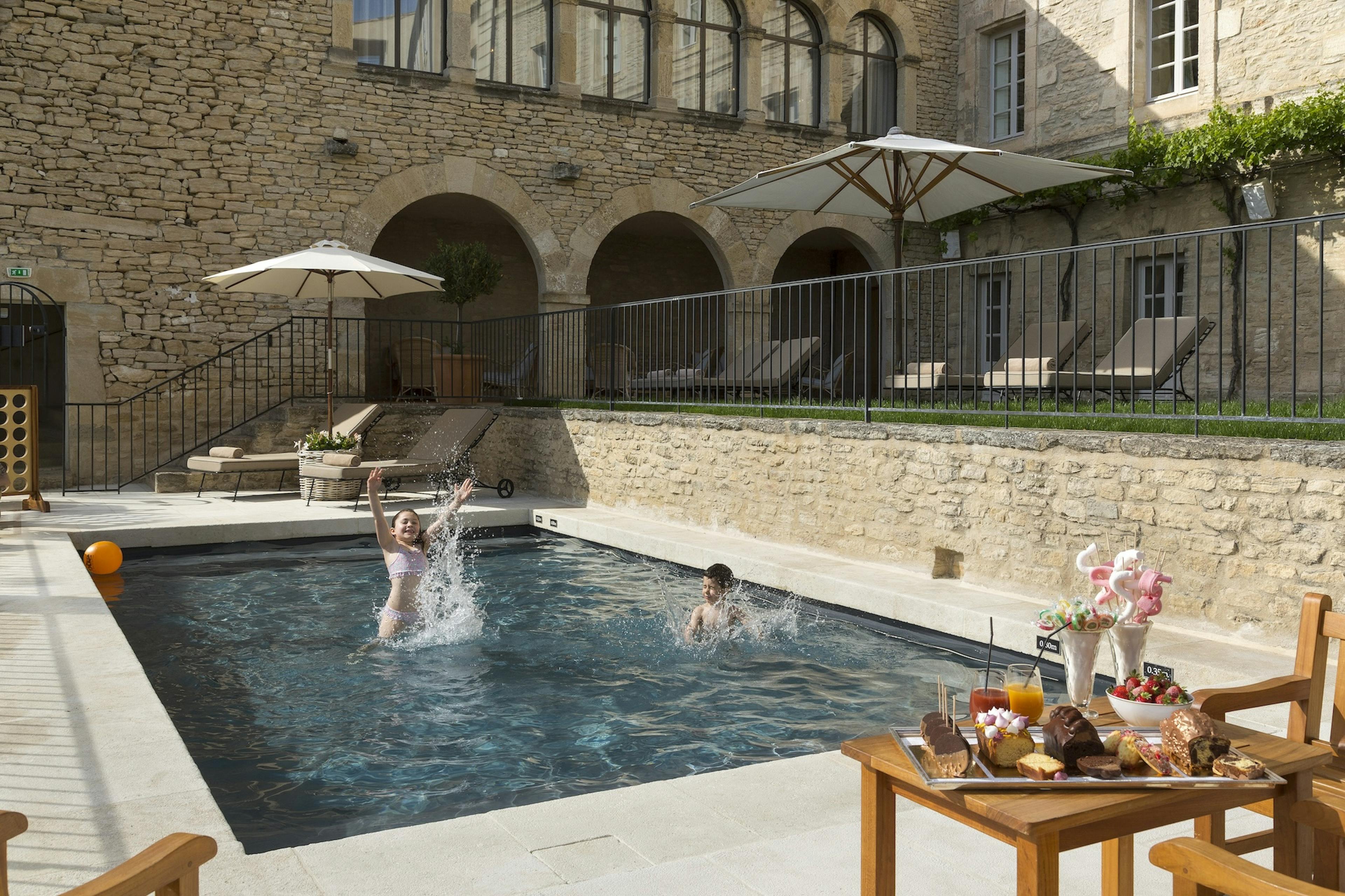 Piscine extérieure du club enfant à l'hôtel de luxe La Bastide, Airelles Gordes